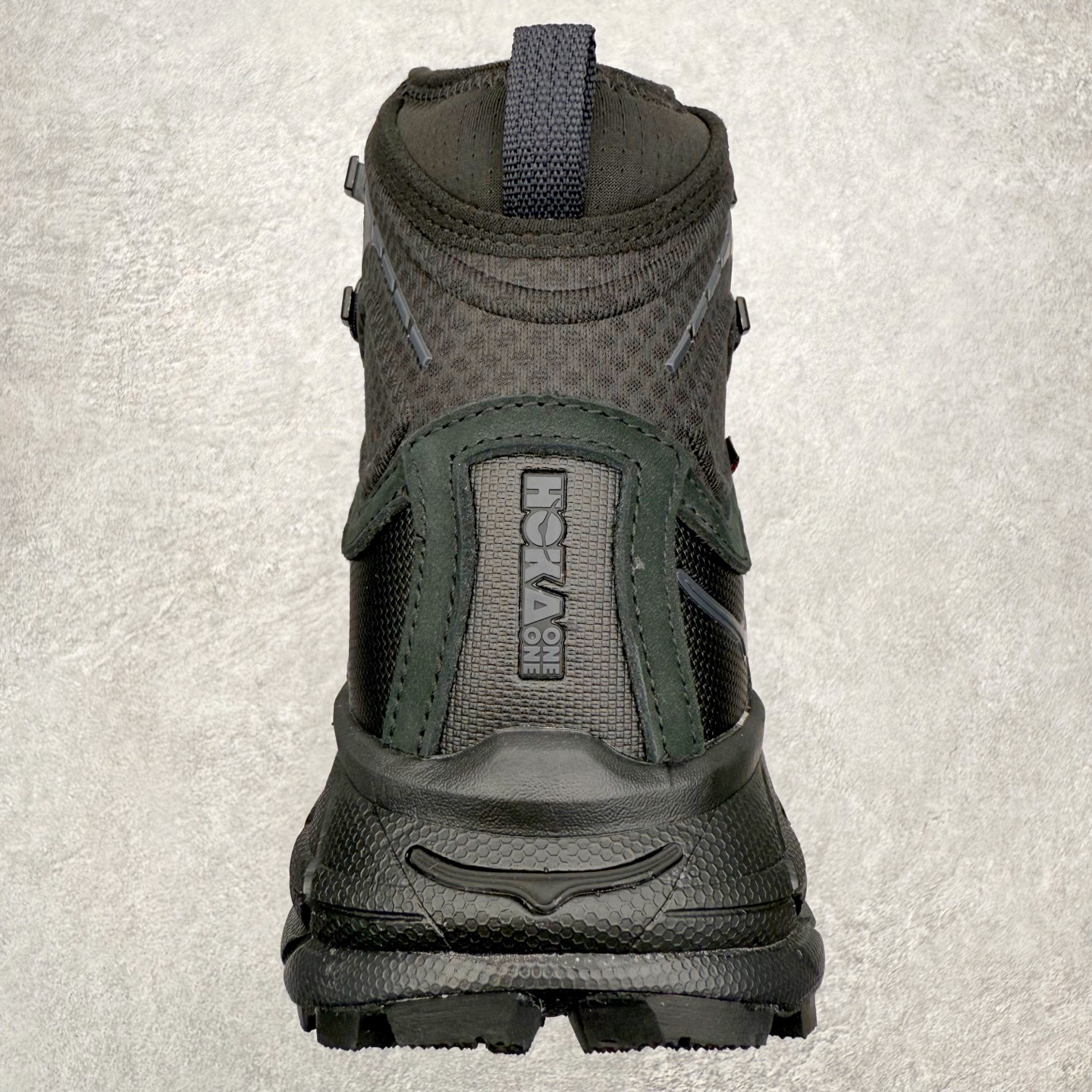 图片[8]-＃纯原 JL-A.L x HOKA ONE ONE Tor Ultra HI 托亚高帮联名款舒适防滑防水高帮户外功能鞋 鞋款利用机能、户外、复古元素将都市型格与户外机能无缝结合 既能自由穿梭于城市的钢筋水泥之间 也能轻松演绎山系潮流搭配 全粒面皮革结合模压鞋口 提升持久耐穿度 直至鞋头的鞋带设计 舒适灵活的调节 搭配鞋头处HOKA ONE ONE飞翼纹饰 营造了个性十足的张扬气场 Tor Ultra 配备 Vibram® 鞋底与 EVA 和RMAT® 中底 给穿著者最佳的抓地力及舒适性 另外中底的金属摇杆可稳定脚部行程 当走过崎岖山路时依然让脚部得到平稳的感觉 而整对鞋以皮革和耐用尼龙布材打造 与坚固的鞋底相结合 可以牢固地支撑脚部和脚踝 另外外层搭载的Event技术 保持鞋履防水以及鞋内透气作用 尺码：36 36.5 37.5 38 38.5 39 40 40.5 41 42 42.5 43 44 44.5 45 46-选品中心