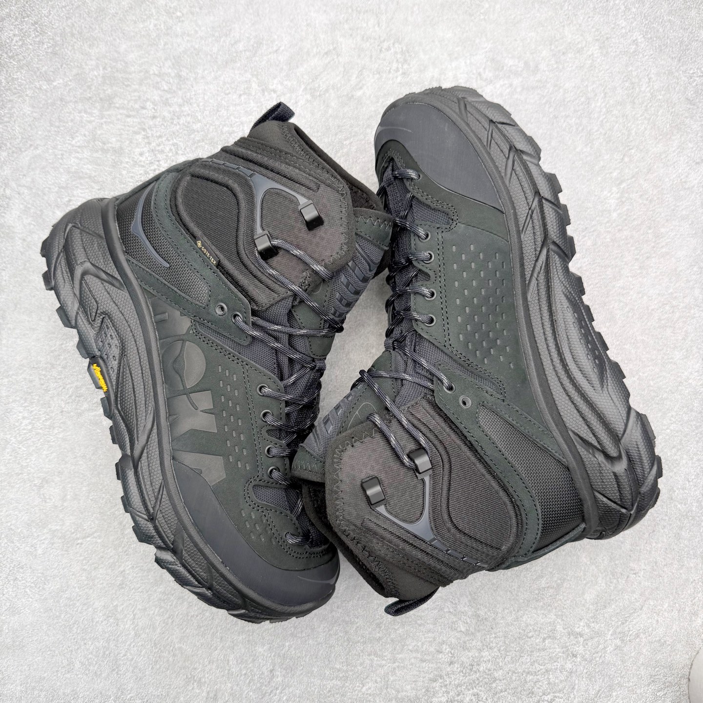 图片[3]-＃纯原 JL-A.L x HOKA ONE ONE Tor Ultra HI 托亚高帮联名款舒适防滑防水高帮户外功能鞋 鞋款利用机能、户外、复古元素将都市型格与户外机能无缝结合 既能自由穿梭于城市的钢筋水泥之间 也能轻松演绎山系潮流搭配 全粒面皮革结合模压鞋口 提升持久耐穿度 直至鞋头的鞋带设计 舒适灵活的调节 搭配鞋头处HOKA ONE ONE飞翼纹饰 营造了个性十足的张扬气场 Tor Ultra 配备 Vibram® 鞋底与 EVA 和RMAT® 中底 给穿著者最佳的抓地力及舒适性 另外中底的金属摇杆可稳定脚部行程 当走过崎岖山路时依然让脚部得到平稳的感觉 而整对鞋以皮革和耐用尼龙布材打造 与坚固的鞋底相结合 可以牢固地支撑脚部和脚踝 另外外层搭载的Event技术 保持鞋履防水以及鞋内透气作用 尺码：36 36.5 37.5 38 38.5 39 40 40.5 41 42 42.5 43 44 44.5 45 46-选品中心