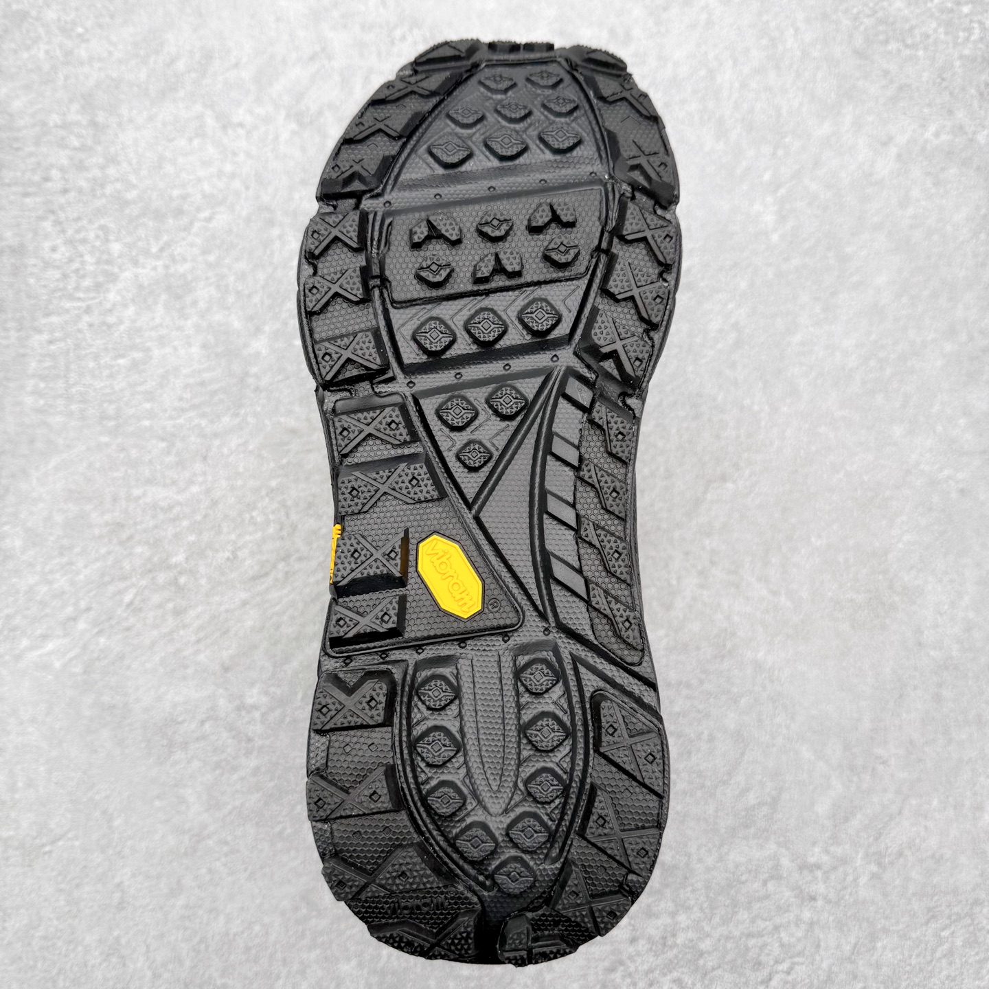 图片[9]-＃纯原 JL-A.L x HOKA ONE ONE Tor Ultra HI 托亚高帮联名款舒适防滑防水高帮户外功能鞋 鞋款利用机能、户外、复古元素将都市型格与户外机能无缝结合 既能自由穿梭于城市的钢筋水泥之间 也能轻松演绎山系潮流搭配 全粒面皮革结合模压鞋口 提升持久耐穿度 直至鞋头的鞋带设计 舒适灵活的调节 搭配鞋头处HOKA ONE ONE飞翼纹饰 营造了个性十足的张扬气场 Tor Ultra 配备 Vibram® 鞋底与 EVA 和RMAT® 中底 给穿著者最佳的抓地力及舒适性 另外中底的金属摇杆可稳定脚部行程 当走过崎岖山路时依然让脚部得到平稳的感觉 而整对鞋以皮革和耐用尼龙布材打造 与坚固的鞋底相结合 可以牢固地支撑脚部和脚踝 另外外层搭载的Event技术 保持鞋履防水以及鞋内透气作用 尺码：36 36.5 37.5 38 38.5 39 40 40.5 41 42 42.5 43 44 44.5 45 46-选品中心