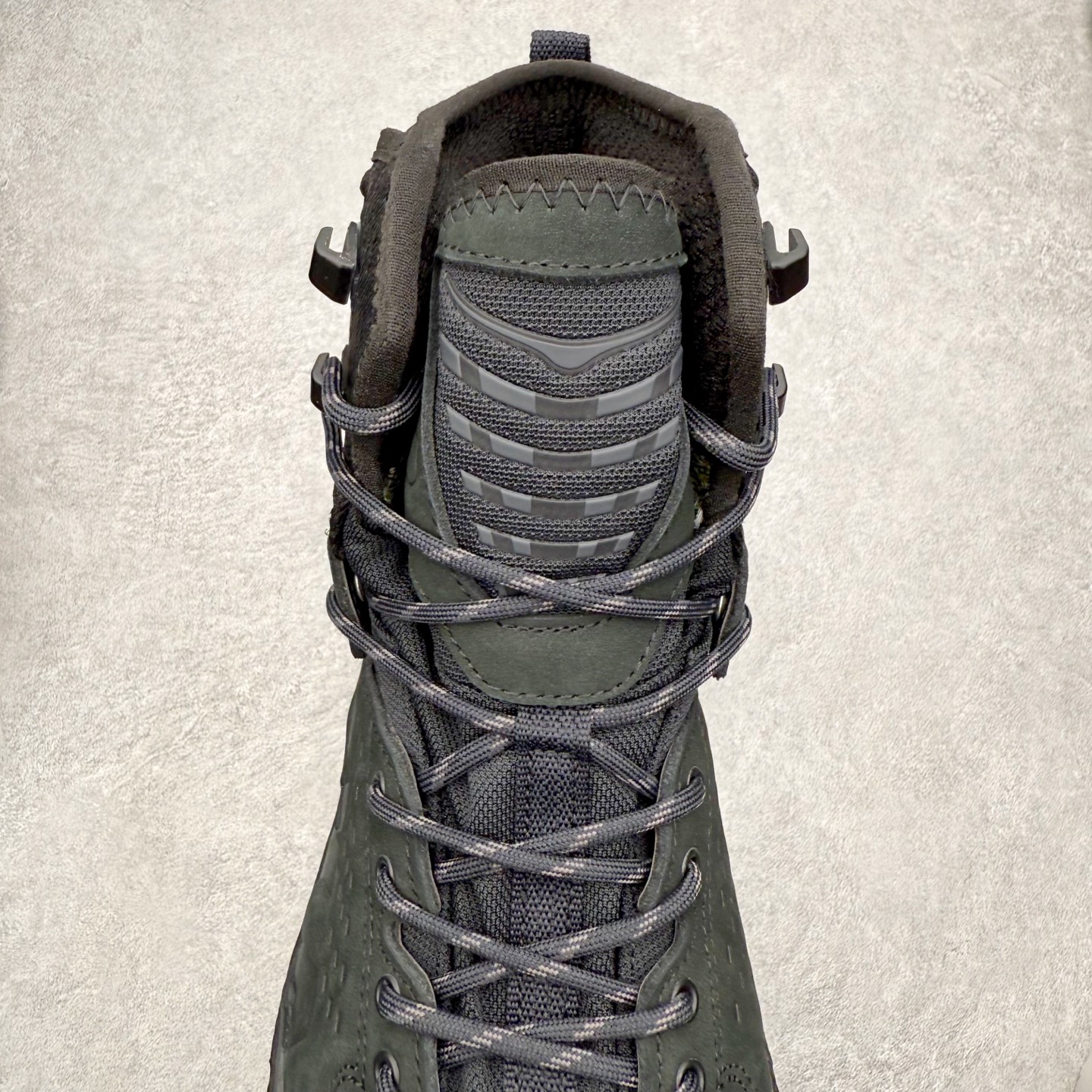 图片[5]-＃纯原 JL-A.L x HOKA ONE ONE Tor Ultra HI 托亚高帮联名款舒适防滑防水高帮户外功能鞋 鞋款利用机能、户外、复古元素将都市型格与户外机能无缝结合 既能自由穿梭于城市的钢筋水泥之间 也能轻松演绎山系潮流搭配 全粒面皮革结合模压鞋口 提升持久耐穿度 直至鞋头的鞋带设计 舒适灵活的调节 搭配鞋头处HOKA ONE ONE飞翼纹饰 营造了个性十足的张扬气场 Tor Ultra 配备 Vibram® 鞋底与 EVA 和RMAT® 中底 给穿著者最佳的抓地力及舒适性 另外中底的金属摇杆可稳定脚部行程 当走过崎岖山路时依然让脚部得到平稳的感觉 而整对鞋以皮革和耐用尼龙布材打造 与坚固的鞋底相结合 可以牢固地支撑脚部和脚踝 另外外层搭载的Event技术 保持鞋履防水以及鞋内透气作用 尺码：36 36.5 37.5 38 38.5 39 40 40.5 41 42 42.5 43 44 44.5 45 46-选品中心