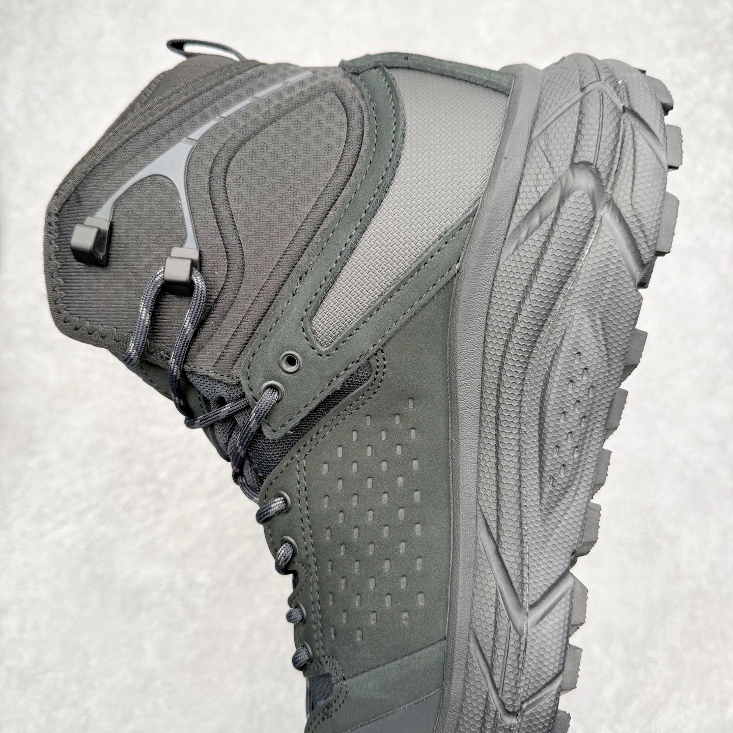 图片[7]-＃纯原 JL-A.L x HOKA ONE ONE Tor Ultra HI 托亚高帮联名款舒适防滑防水高帮户外功能鞋 鞋款利用机能、户外、复古元素将都市型格与户外机能无缝结合 既能自由穿梭于城市的钢筋水泥之间 也能轻松演绎山系潮流搭配 全粒面皮革结合模压鞋口 提升持久耐穿度 直至鞋头的鞋带设计 舒适灵活的调节 搭配鞋头处HOKA ONE ONE飞翼纹饰 营造了个性十足的张扬气场 Tor Ultra 配备 Vibram® 鞋底与 EVA 和RMAT® 中底 给穿著者最佳的抓地力及舒适性 另外中底的金属摇杆可稳定脚部行程 当走过崎岖山路时依然让脚部得到平稳的感觉 而整对鞋以皮革和耐用尼龙布材打造 与坚固的鞋底相结合 可以牢固地支撑脚部和脚踝 另外外层搭载的Event技术 保持鞋履防水以及鞋内透气作用 尺码：36 36.5 37.5 38 38.5 39 40 40.5 41 42 42.5 43 44 44.5 45 46-选品中心