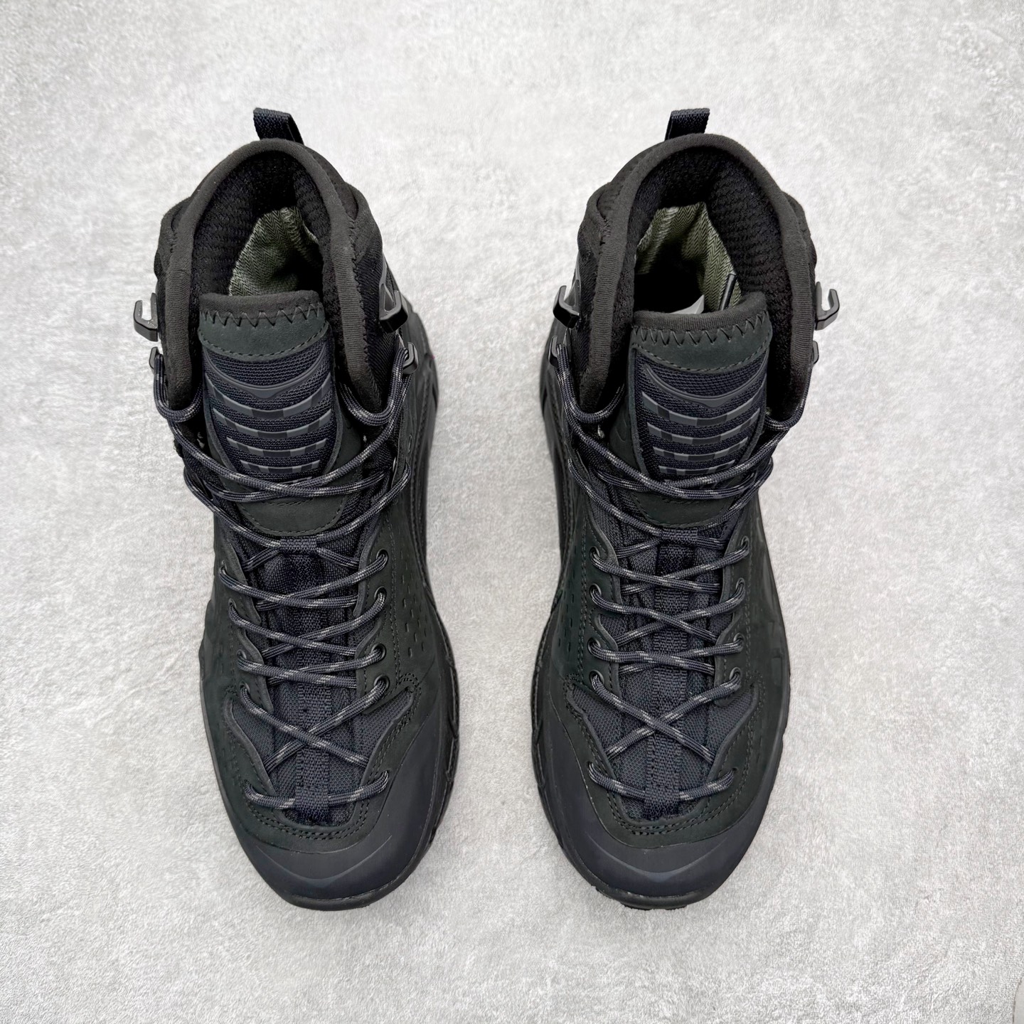 图片[2]-＃纯原 JL-A.L x HOKA ONE ONE Tor Ultra HI 托亚高帮联名款舒适防滑防水高帮户外功能鞋 鞋款利用机能、户外、复古元素将都市型格与户外机能无缝结合 既能自由穿梭于城市的钢筋水泥之间 也能轻松演绎山系潮流搭配 全粒面皮革结合模压鞋口 提升持久耐穿度 直至鞋头的鞋带设计 舒适灵活的调节 搭配鞋头处HOKA ONE ONE飞翼纹饰 营造了个性十足的张扬气场 Tor Ultra 配备 Vibram® 鞋底与 EVA 和RMAT® 中底 给穿著者最佳的抓地力及舒适性 另外中底的金属摇杆可稳定脚部行程 当走过崎岖山路时依然让脚部得到平稳的感觉 而整对鞋以皮革和耐用尼龙布材打造 与坚固的鞋底相结合 可以牢固地支撑脚部和脚踝 另外外层搭载的Event技术 保持鞋履防水以及鞋内透气作用 尺码：36 36.5 37.5 38 38.5 39 40 40.5 41 42 42.5 43 44 44.5 45 46-选品中心