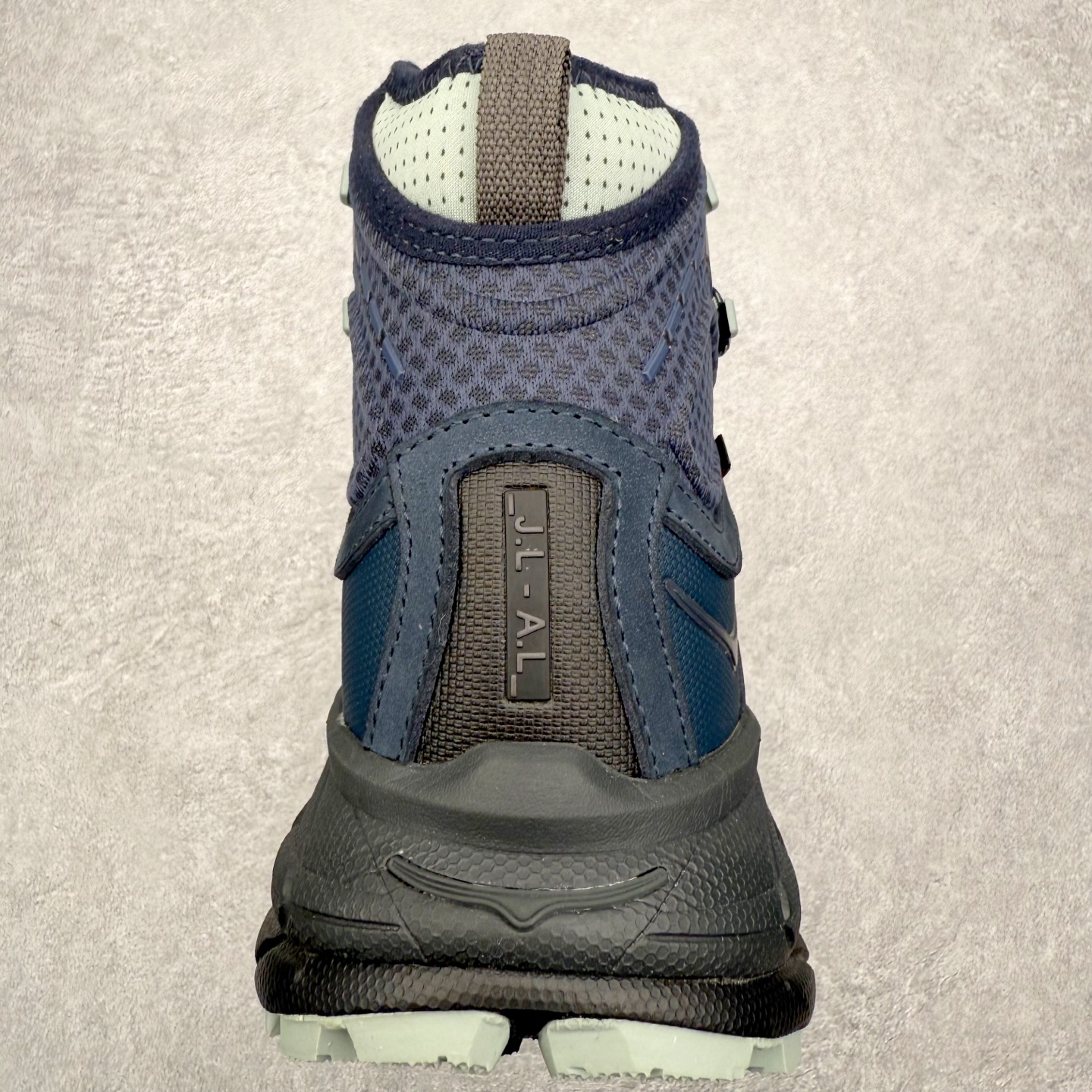 图片[8]-＃纯原 JL-A.L x HOKA ONE ONE Tor Ultra HI 托亚高帮联名款舒适防滑防水高帮户外功能鞋 鞋款利用机能、户外、复古元素将都市型格与户外机能无缝结合 既能自由穿梭于城市的钢筋水泥之间 也能轻松演绎山系潮流搭配 全粒面皮革结合模压鞋口 提升持久耐穿度 直至鞋头的鞋带设计 舒适灵活的调节 搭配鞋头处HOKA ONE ONE飞翼纹饰 营造了个性十足的张扬气场 Tor Ultra 配备 Vibram® 鞋底与 EVA 和RMAT® 中底 给穿著者最佳的抓地力及舒适性 另外中底的金属摇杆可稳定脚部行程 当走过崎岖山路时依然让脚部得到平稳的感觉 而整对鞋以皮革和耐用尼龙布材打造 与坚固的鞋底相结合 可以牢固地支撑脚部和脚踝 另外外层搭载的Event技术 保持鞋履防水以及鞋内透气作用 尺码：36 36.5 37.5 38 38.5 39 40 40.5 41 42 42.5 43 44 44.5 45 46-选品中心