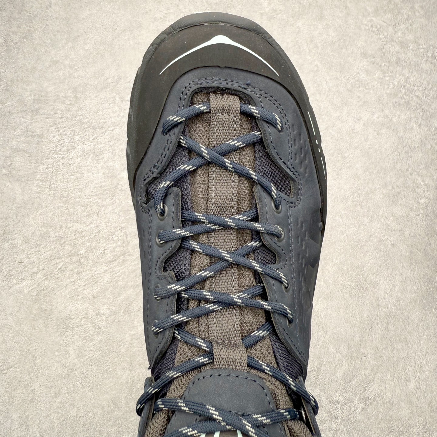 图片[4]-＃纯原 JL-A.L x HOKA ONE ONE Tor Ultra HI 托亚高帮联名款舒适防滑防水高帮户外功能鞋 鞋款利用机能、户外、复古元素将都市型格与户外机能无缝结合 既能自由穿梭于城市的钢筋水泥之间 也能轻松演绎山系潮流搭配 全粒面皮革结合模压鞋口 提升持久耐穿度 直至鞋头的鞋带设计 舒适灵活的调节 搭配鞋头处HOKA ONE ONE飞翼纹饰 营造了个性十足的张扬气场 Tor Ultra 配备 Vibram® 鞋底与 EVA 和RMAT® 中底 给穿著者最佳的抓地力及舒适性 另外中底的金属摇杆可稳定脚部行程 当走过崎岖山路时依然让脚部得到平稳的感觉 而整对鞋以皮革和耐用尼龙布材打造 与坚固的鞋底相结合 可以牢固地支撑脚部和脚踝 另外外层搭载的Event技术 保持鞋履防水以及鞋内透气作用 尺码：36 36.5 37.5 38 38.5 39 40 40.5 41 42 42.5 43 44 44.5 45 46-选品中心