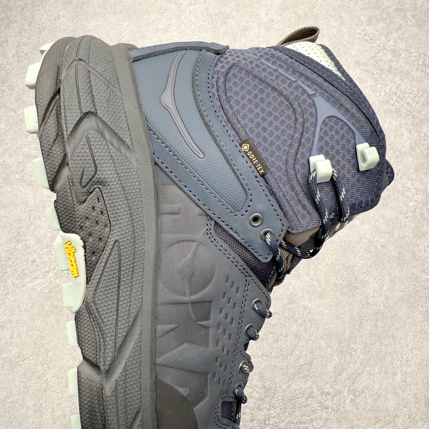 图片[6]-＃纯原 JL-A.L x HOKA ONE ONE Tor Ultra HI 托亚高帮联名款舒适防滑防水高帮户外功能鞋 鞋款利用机能、户外、复古元素将都市型格与户外机能无缝结合 既能自由穿梭于城市的钢筋水泥之间 也能轻松演绎山系潮流搭配 全粒面皮革结合模压鞋口 提升持久耐穿度 直至鞋头的鞋带设计 舒适灵活的调节 搭配鞋头处HOKA ONE ONE飞翼纹饰 营造了个性十足的张扬气场 Tor Ultra 配备 Vibram® 鞋底与 EVA 和RMAT® 中底 给穿著者最佳的抓地力及舒适性 另外中底的金属摇杆可稳定脚部行程 当走过崎岖山路时依然让脚部得到平稳的感觉 而整对鞋以皮革和耐用尼龙布材打造 与坚固的鞋底相结合 可以牢固地支撑脚部和脚踝 另外外层搭载的Event技术 保持鞋履防水以及鞋内透气作用 尺码：36 36.5 37.5 38 38.5 39 40 40.5 41 42 42.5 43 44 44.5 45 46-选品中心