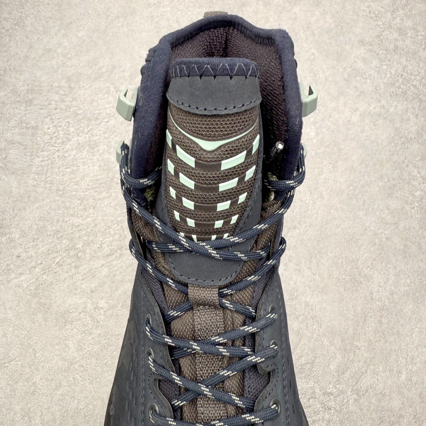 图片[5]-＃纯原 JL-A.L x HOKA ONE ONE Tor Ultra HI 托亚高帮联名款舒适防滑防水高帮户外功能鞋 鞋款利用机能、户外、复古元素将都市型格与户外机能无缝结合 既能自由穿梭于城市的钢筋水泥之间 也能轻松演绎山系潮流搭配 全粒面皮革结合模压鞋口 提升持久耐穿度 直至鞋头的鞋带设计 舒适灵活的调节 搭配鞋头处HOKA ONE ONE飞翼纹饰 营造了个性十足的张扬气场 Tor Ultra 配备 Vibram® 鞋底与 EVA 和RMAT® 中底 给穿著者最佳的抓地力及舒适性 另外中底的金属摇杆可稳定脚部行程 当走过崎岖山路时依然让脚部得到平稳的感觉 而整对鞋以皮革和耐用尼龙布材打造 与坚固的鞋底相结合 可以牢固地支撑脚部和脚踝 另外外层搭载的Event技术 保持鞋履防水以及鞋内透气作用 尺码：36 36.5 37.5 38 38.5 39 40 40.5 41 42 42.5 43 44 44.5 45 46-选品中心