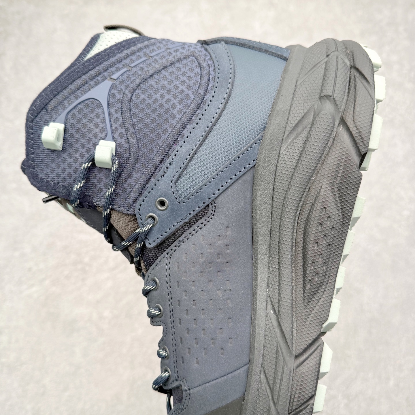 图片[7]-＃纯原 JL-A.L x HOKA ONE ONE Tor Ultra HI 托亚高帮联名款舒适防滑防水高帮户外功能鞋 鞋款利用机能、户外、复古元素将都市型格与户外机能无缝结合 既能自由穿梭于城市的钢筋水泥之间 也能轻松演绎山系潮流搭配 全粒面皮革结合模压鞋口 提升持久耐穿度 直至鞋头的鞋带设计 舒适灵活的调节 搭配鞋头处HOKA ONE ONE飞翼纹饰 营造了个性十足的张扬气场 Tor Ultra 配备 Vibram® 鞋底与 EVA 和RMAT® 中底 给穿著者最佳的抓地力及舒适性 另外中底的金属摇杆可稳定脚部行程 当走过崎岖山路时依然让脚部得到平稳的感觉 而整对鞋以皮革和耐用尼龙布材打造 与坚固的鞋底相结合 可以牢固地支撑脚部和脚踝 另外外层搭载的Event技术 保持鞋履防水以及鞋内透气作用 尺码：36 36.5 37.5 38 38.5 39 40 40.5 41 42 42.5 43 44 44.5 45 46-选品中心