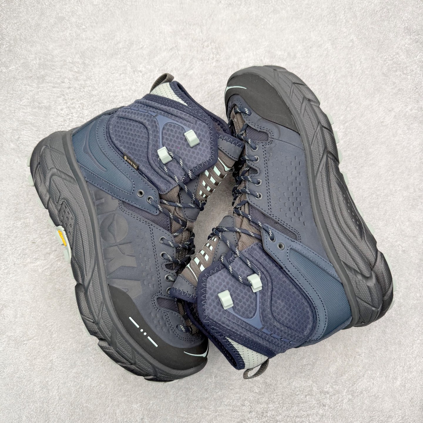 图片[3]-＃纯原 JL-A.L x HOKA ONE ONE Tor Ultra HI 托亚高帮联名款舒适防滑防水高帮户外功能鞋 鞋款利用机能、户外、复古元素将都市型格与户外机能无缝结合 既能自由穿梭于城市的钢筋水泥之间 也能轻松演绎山系潮流搭配 全粒面皮革结合模压鞋口 提升持久耐穿度 直至鞋头的鞋带设计 舒适灵活的调节 搭配鞋头处HOKA ONE ONE飞翼纹饰 营造了个性十足的张扬气场 Tor Ultra 配备 Vibram® 鞋底与 EVA 和RMAT® 中底 给穿著者最佳的抓地力及舒适性 另外中底的金属摇杆可稳定脚部行程 当走过崎岖山路时依然让脚部得到平稳的感觉 而整对鞋以皮革和耐用尼龙布材打造 与坚固的鞋底相结合 可以牢固地支撑脚部和脚踝 另外外层搭载的Event技术 保持鞋履防水以及鞋内透气作用 尺码：36 36.5 37.5 38 38.5 39 40 40.5 41 42 42.5 43 44 44.5 45 46-选品中心