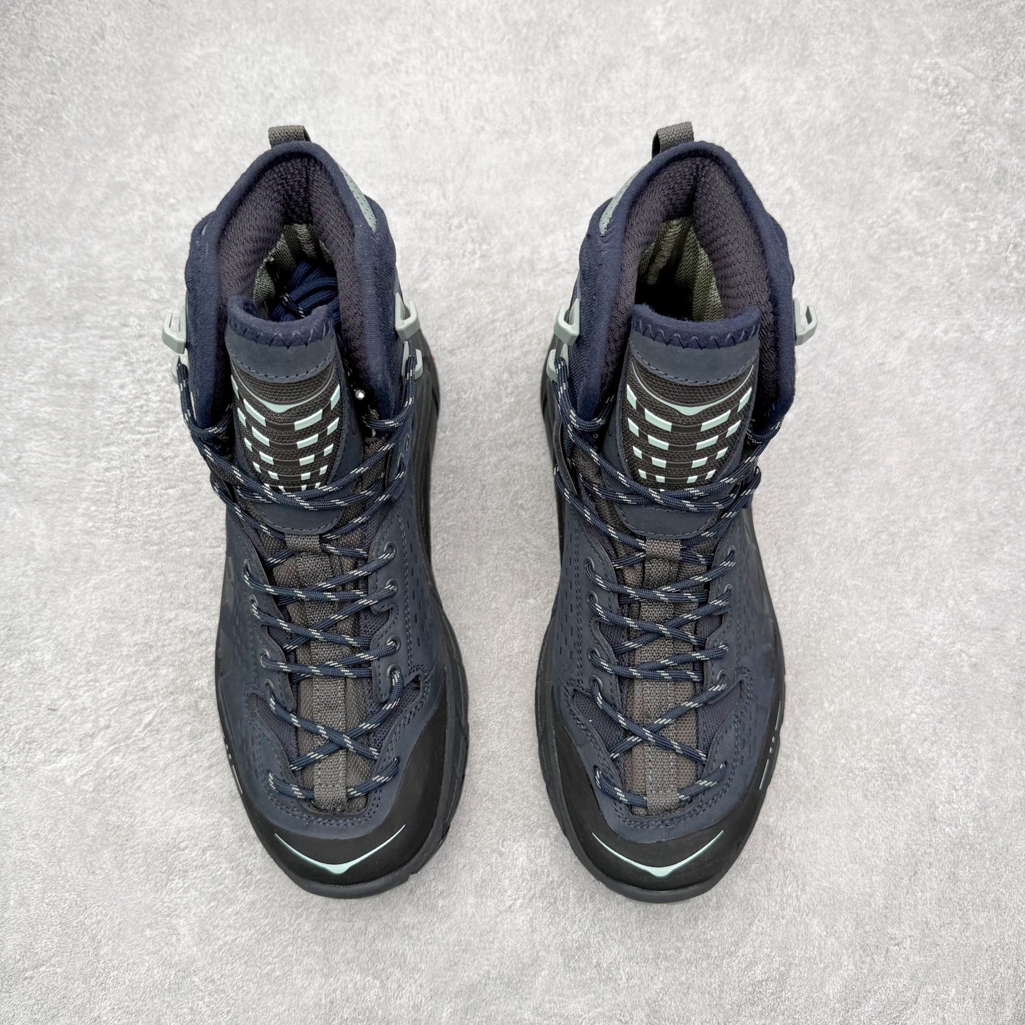 图片[2]-＃纯原 JL-A.L x HOKA ONE ONE Tor Ultra HI 托亚高帮联名款舒适防滑防水高帮户外功能鞋 鞋款利用机能、户外、复古元素将都市型格与户外机能无缝结合 既能自由穿梭于城市的钢筋水泥之间 也能轻松演绎山系潮流搭配 全粒面皮革结合模压鞋口 提升持久耐穿度 直至鞋头的鞋带设计 舒适灵活的调节 搭配鞋头处HOKA ONE ONE飞翼纹饰 营造了个性十足的张扬气场 Tor Ultra 配备 Vibram® 鞋底与 EVA 和RMAT® 中底 给穿著者最佳的抓地力及舒适性 另外中底的金属摇杆可稳定脚部行程 当走过崎岖山路时依然让脚部得到平稳的感觉 而整对鞋以皮革和耐用尼龙布材打造 与坚固的鞋底相结合 可以牢固地支撑脚部和脚踝 另外外层搭载的Event技术 保持鞋履防水以及鞋内透气作用 尺码：36 36.5 37.5 38 38.5 39 40 40.5 41 42 42.5 43 44 44.5 45 46-选品中心