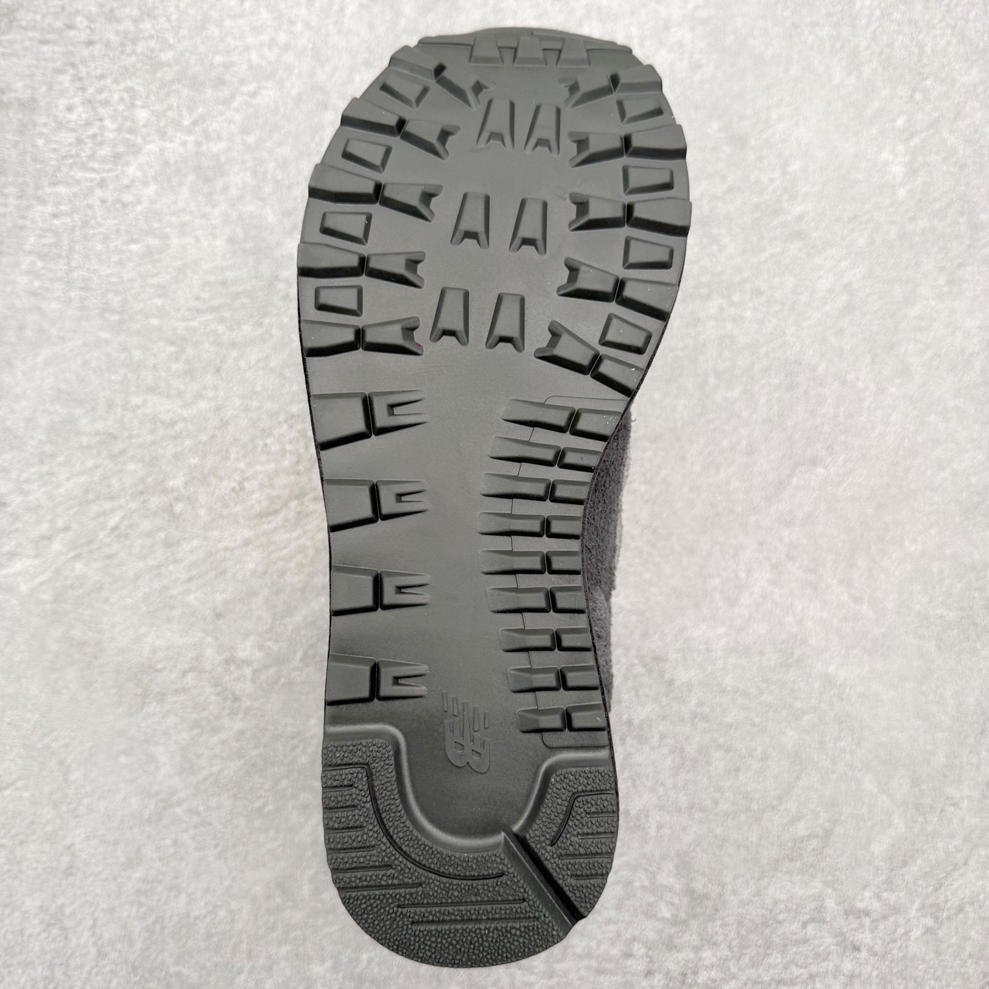 图片[9]-NB新百伦New Balance U574升级版系列低帮复古休闲运动慢跑鞋 新版NB574，妥妥美产既视感有木有。相较传统574，新版鞋跟及鞋面设计自带9系美产既视感！鞋面、内衬质感以及穿着体验更加！鞋型更流畅和饱满,鞋底增添了风格的多样化!底部升级橡胶颗粒大底,更防滑耐磨,上脚后感觉柔软且舒适。尺码：36 36.5 37.5 38 38.5 39.5 40 40.5 41.5 42 42.5 43 44 45-选品中心