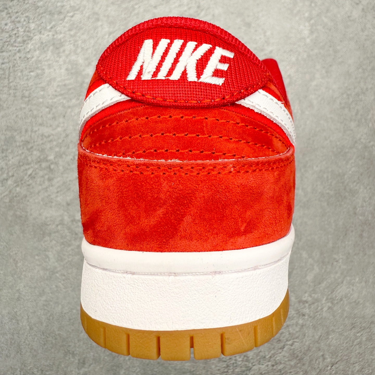 图片[8]-＃F版 NK SB Dunk Low Pro 红白生胶 FZ1287-300 实力大厂出品 新配色陆续开发 利润个位数只为口碑 全套原纸板楦头开发 确保原汁原味 完美呈现DUNK版型 一比一鞋头弧度高度鞋身弧度 此版本只针对中端市场 皮料材质有所更替 其他数据细节工艺流程均保持一致 绝不口嗨 细节品控鞋型随意对比 独家私模官方第六代原厂航空铝磨具打磨大底 鞋头坡度极致还原 无解鞋型 原盒原配 圈内天花板工艺 原厂玻璃冲刀 超高清洁度 全鞋零毛边皮料切割 原厂中底布点胶 中底布拉帮走线遵循公司 尺码：36 36.5 37.5 38 38.5 39 40 40.5 41 42 42.5 43 44 44.5 45 46-选品中心