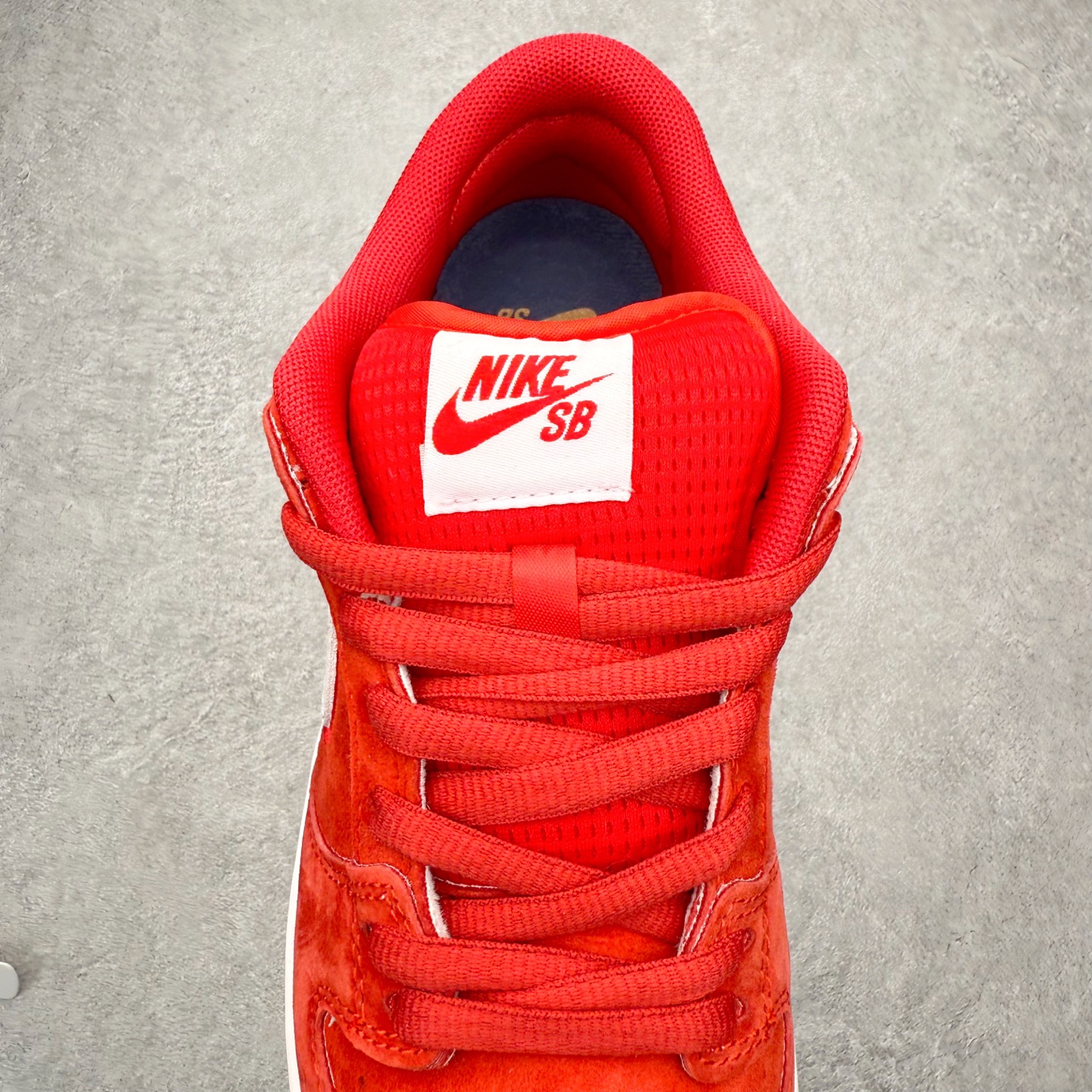 图片[5]-＃F版 NK SB Dunk Low Pro 红白生胶 FZ1287-300 实力大厂出品 新配色陆续开发 利润个位数只为口碑 全套原纸板楦头开发 确保原汁原味 完美呈现DUNK版型 一比一鞋头弧度高度鞋身弧度 此版本只针对中端市场 皮料材质有所更替 其他数据细节工艺流程均保持一致 绝不口嗨 细节品控鞋型随意对比 独家私模官方第六代原厂航空铝磨具打磨大底 鞋头坡度极致还原 无解鞋型 原盒原配 圈内天花板工艺 原厂玻璃冲刀 超高清洁度 全鞋零毛边皮料切割 原厂中底布点胶 中底布拉帮走线遵循公司 尺码：36 36.5 37.5 38 38.5 39 40 40.5 41 42 42.5 43 44 44.5 45 46-选品中心