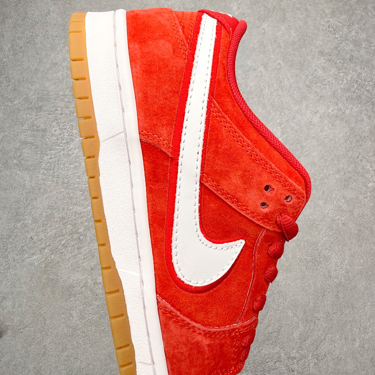 图片[6]-＃F版 NK SB Dunk Low Pro 红白生胶 FZ1287-300 实力大厂出品 新配色陆续开发 利润个位数只为口碑 全套原纸板楦头开发 确保原汁原味 完美呈现DUNK版型 一比一鞋头弧度高度鞋身弧度 此版本只针对中端市场 皮料材质有所更替 其他数据细节工艺流程均保持一致 绝不口嗨 细节品控鞋型随意对比 独家私模官方第六代原厂航空铝磨具打磨大底 鞋头坡度极致还原 无解鞋型 原盒原配 圈内天花板工艺 原厂玻璃冲刀 超高清洁度 全鞋零毛边皮料切割 原厂中底布点胶 中底布拉帮走线遵循公司 尺码：36 36.5 37.5 38 38.5 39 40 40.5 41 42 42.5 43 44 44.5 45 46-选品中心