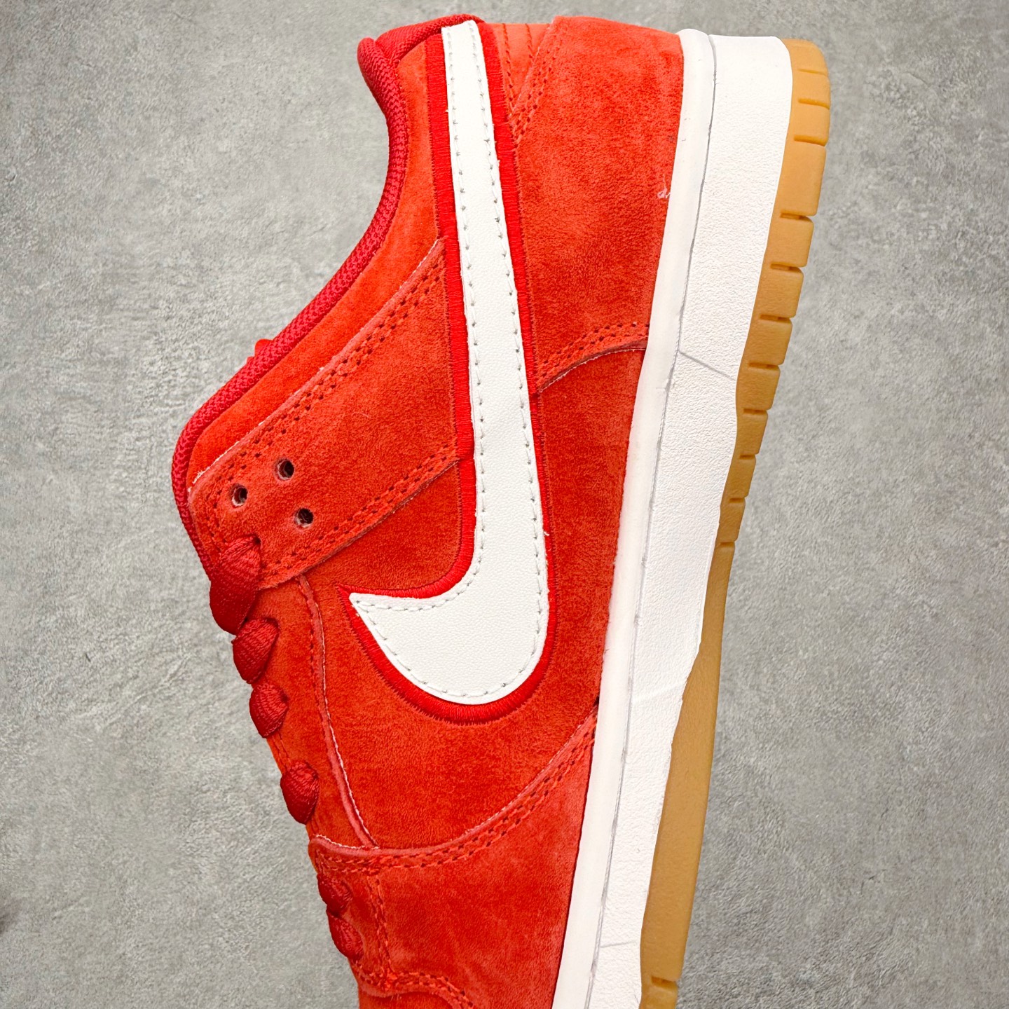 图片[7]-＃F版 NK SB Dunk Low Pro 红白生胶 FZ1287-300 实力大厂出品 新配色陆续开发 利润个位数只为口碑 全套原纸板楦头开发 确保原汁原味 完美呈现DUNK版型 一比一鞋头弧度高度鞋身弧度 此版本只针对中端市场 皮料材质有所更替 其他数据细节工艺流程均保持一致 绝不口嗨 细节品控鞋型随意对比 独家私模官方第六代原厂航空铝磨具打磨大底 鞋头坡度极致还原 无解鞋型 原盒原配 圈内天花板工艺 原厂玻璃冲刀 超高清洁度 全鞋零毛边皮料切割 原厂中底布点胶 中底布拉帮走线遵循公司 尺码：36 36.5 37.5 38 38.5 39 40 40.5 41 42 42.5 43 44 44.5 45 46-选品中心
