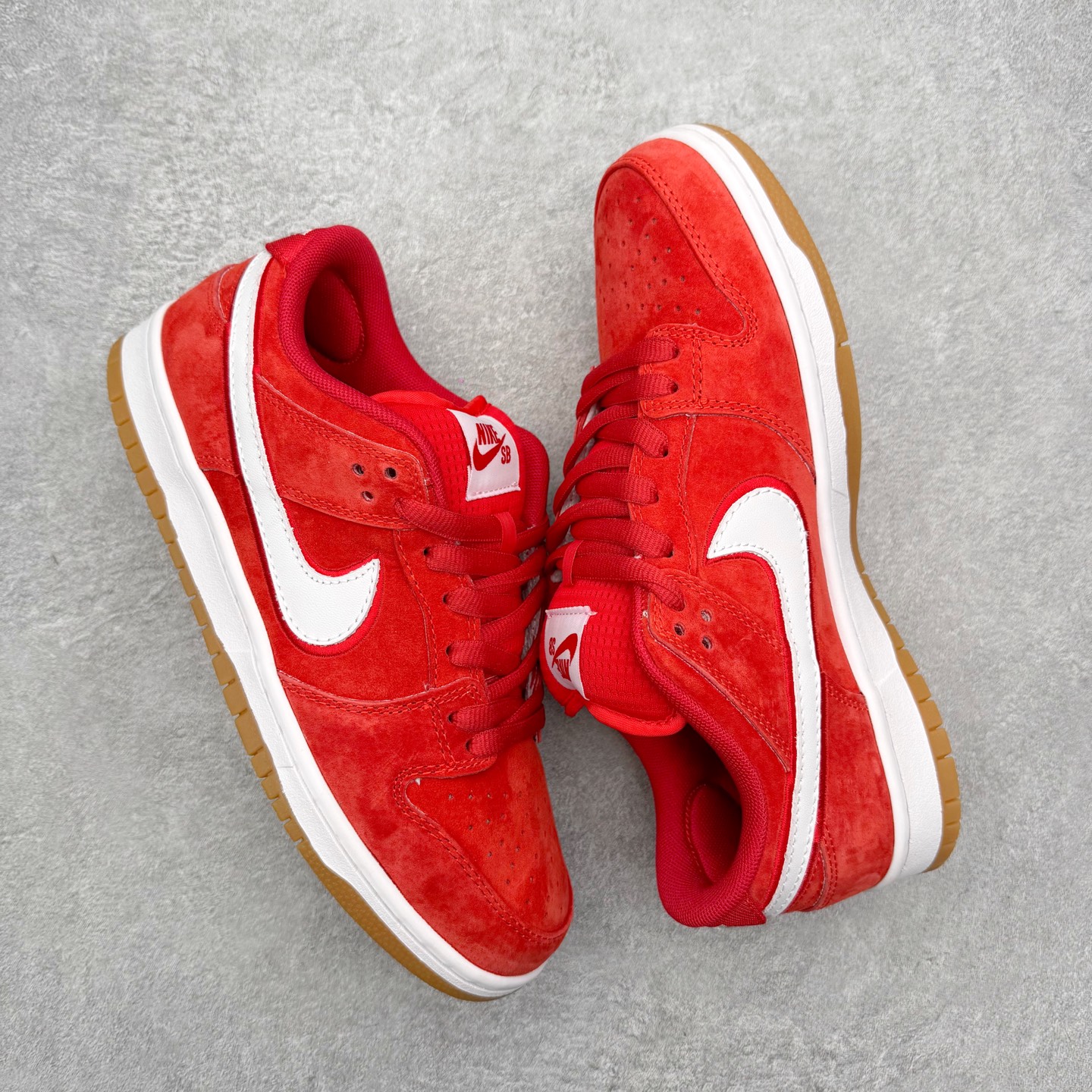 图片[3]-＃F版 NK SB Dunk Low Pro 红白生胶 FZ1287-300 实力大厂出品 新配色陆续开发 利润个位数只为口碑 全套原纸板楦头开发 确保原汁原味 完美呈现DUNK版型 一比一鞋头弧度高度鞋身弧度 此版本只针对中端市场 皮料材质有所更替 其他数据细节工艺流程均保持一致 绝不口嗨 细节品控鞋型随意对比 独家私模官方第六代原厂航空铝磨具打磨大底 鞋头坡度极致还原 无解鞋型 原盒原配 圈内天花板工艺 原厂玻璃冲刀 超高清洁度 全鞋零毛边皮料切割 原厂中底布点胶 中底布拉帮走线遵循公司 尺码：36 36.5 37.5 38 38.5 39 40 40.5 41 42 42.5 43 44 44.5 45 46-选品中心