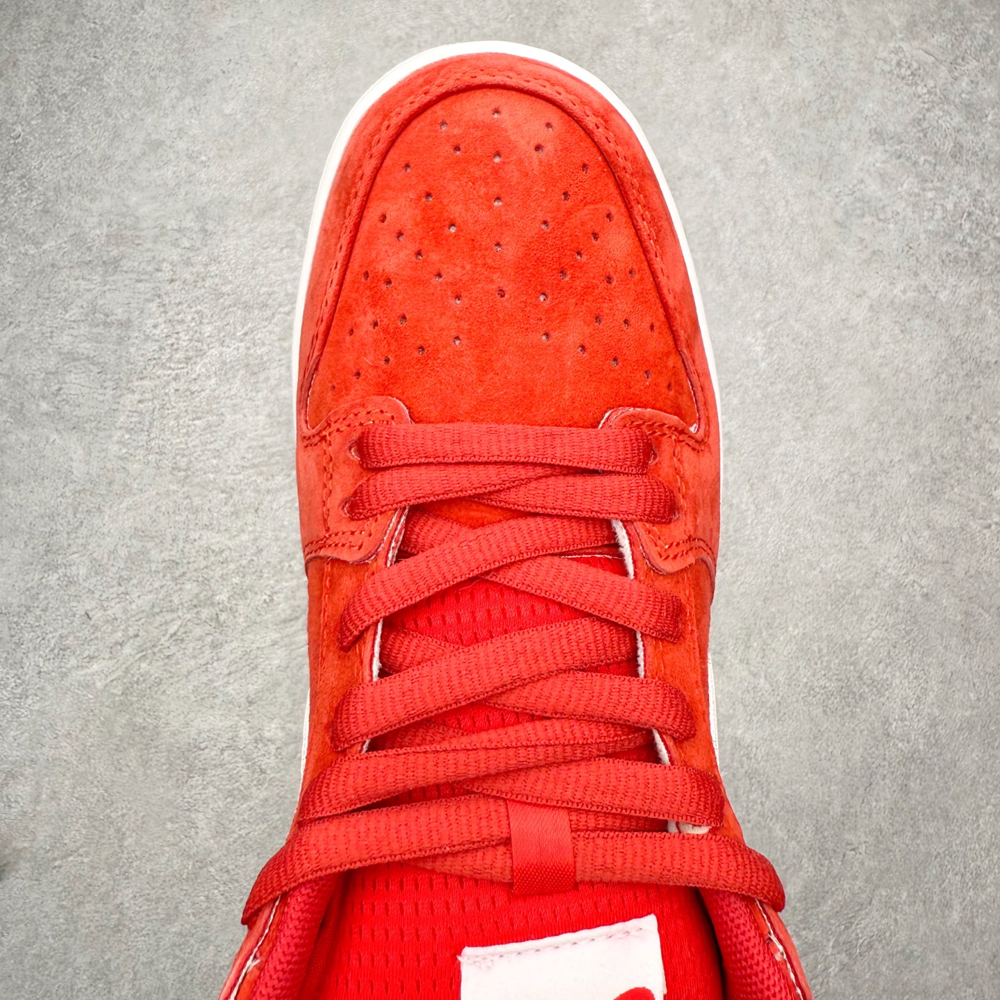 图片[4]-＃F版 NK SB Dunk Low Pro 红白生胶 FZ1287-300 实力大厂出品 新配色陆续开发 利润个位数只为口碑 全套原纸板楦头开发 确保原汁原味 完美呈现DUNK版型 一比一鞋头弧度高度鞋身弧度 此版本只针对中端市场 皮料材质有所更替 其他数据细节工艺流程均保持一致 绝不口嗨 细节品控鞋型随意对比 独家私模官方第六代原厂航空铝磨具打磨大底 鞋头坡度极致还原 无解鞋型 原盒原配 圈内天花板工艺 原厂玻璃冲刀 超高清洁度 全鞋零毛边皮料切割 原厂中底布点胶 中底布拉帮走线遵循公司 尺码：36 36.5 37.5 38 38.5 39 40 40.5 41 42 42.5 43 44 44.5 45 46-选品中心
