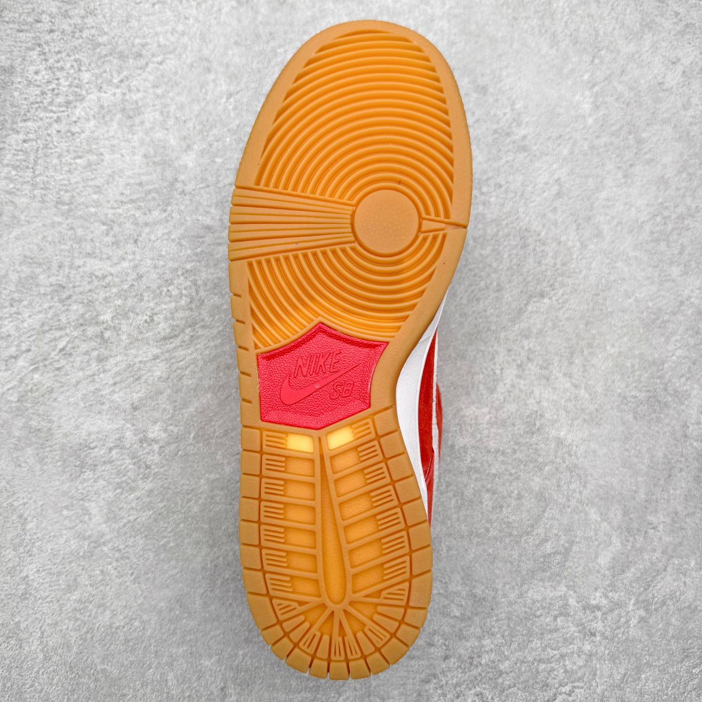 图片[9]-＃F版 NK SB Dunk Low Pro 红白生胶 FZ1287-300 实力大厂出品 新配色陆续开发 利润个位数只为口碑 全套原纸板楦头开发 确保原汁原味 完美呈现DUNK版型 一比一鞋头弧度高度鞋身弧度 此版本只针对中端市场 皮料材质有所更替 其他数据细节工艺流程均保持一致 绝不口嗨 细节品控鞋型随意对比 独家私模官方第六代原厂航空铝磨具打磨大底 鞋头坡度极致还原 无解鞋型 原盒原配 圈内天花板工艺 原厂玻璃冲刀 超高清洁度 全鞋零毛边皮料切割 原厂中底布点胶 中底布拉帮走线遵循公司 尺码：36 36.5 37.5 38 38.5 39 40 40.5 41 42 42.5 43 44 44.5 45 46-选品中心