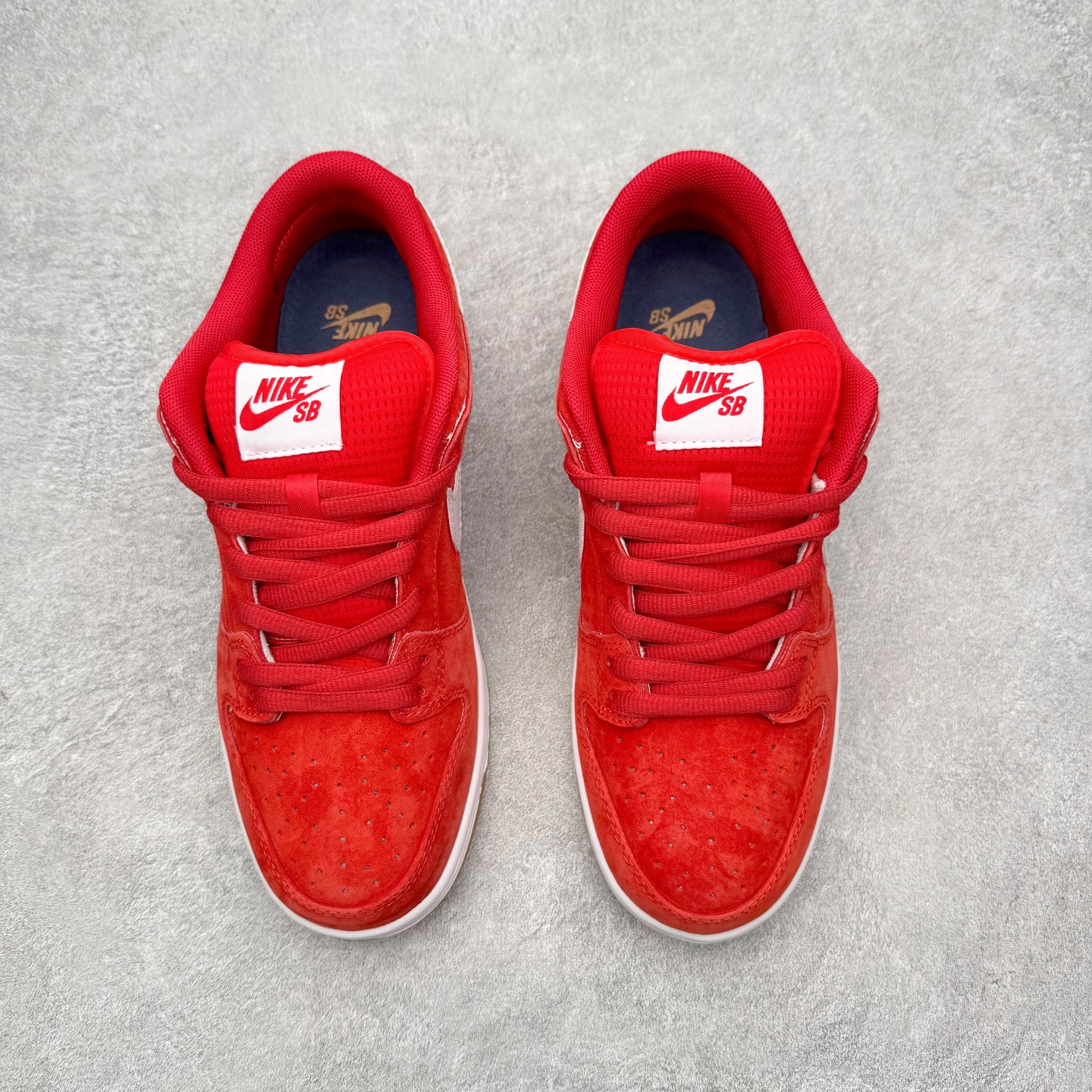 图片[2]-＃F版 NK SB Dunk Low Pro 红白生胶 FZ1287-300 实力大厂出品 新配色陆续开发 利润个位数只为口碑 全套原纸板楦头开发 确保原汁原味 完美呈现DUNK版型 一比一鞋头弧度高度鞋身弧度 此版本只针对中端市场 皮料材质有所更替 其他数据细节工艺流程均保持一致 绝不口嗨 细节品控鞋型随意对比 独家私模官方第六代原厂航空铝磨具打磨大底 鞋头坡度极致还原 无解鞋型 原盒原配 圈内天花板工艺 原厂玻璃冲刀 超高清洁度 全鞋零毛边皮料切割 原厂中底布点胶 中底布拉帮走线遵循公司 尺码：36 36.5 37.5 38 38.5 39 40 40.5 41 42 42.5 43 44 44.5 45 46-选品中心