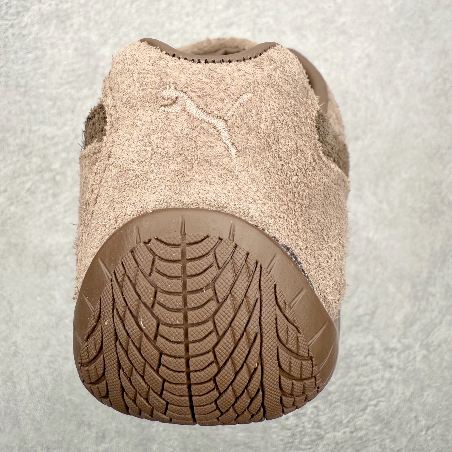 图片[8]-PUMA Speedca OG 彪马极速赛车系列低帮德训风拼接复古百搭休闲运动赛车鞋 鞋款从80、90年代赛车手所穿的防火赛车鞋为原型，鞋身线条模仿了赛车的流线廓形，体现了空气动力学原理的结构。简约流畅的外观，恰好又和贯穿其中的Formstrip Logo融合恰到好处，视觉上细节丰富且协调。本次Speedcat OG鞋款归来，最大看点自然式保留了窄版鞋型以及薄底构造。这两年各品牌鞋底越做越厚，Speedcat反其道而行之，上脚几乎无鞋底的效果带来耳目一新的视觉体验。鞋面依旧是以质感细腻的麂皮材质打造，并且大面积近乎全包裹的使用，复古味道也愈发浓烈。配色上更是将最原始的黑色和红色带回，向F1赛车队的标志性队服致敬。相信让各位一眼种草的更多是出挑的大红色，上脚即可瞬间点亮整体造型，在以球鞋为核心的OOTD中脱颖而出。而另一款黑色则是低调的万金油，彰显新潮个性的同时又不喧宾夺主，也是热爱简约系穿搭朋友的首选。 尺码：35.5 36 37 37.5 38 38.5 39 40 40.5 41 42 42.5 43 44 44.5 45-选品中心