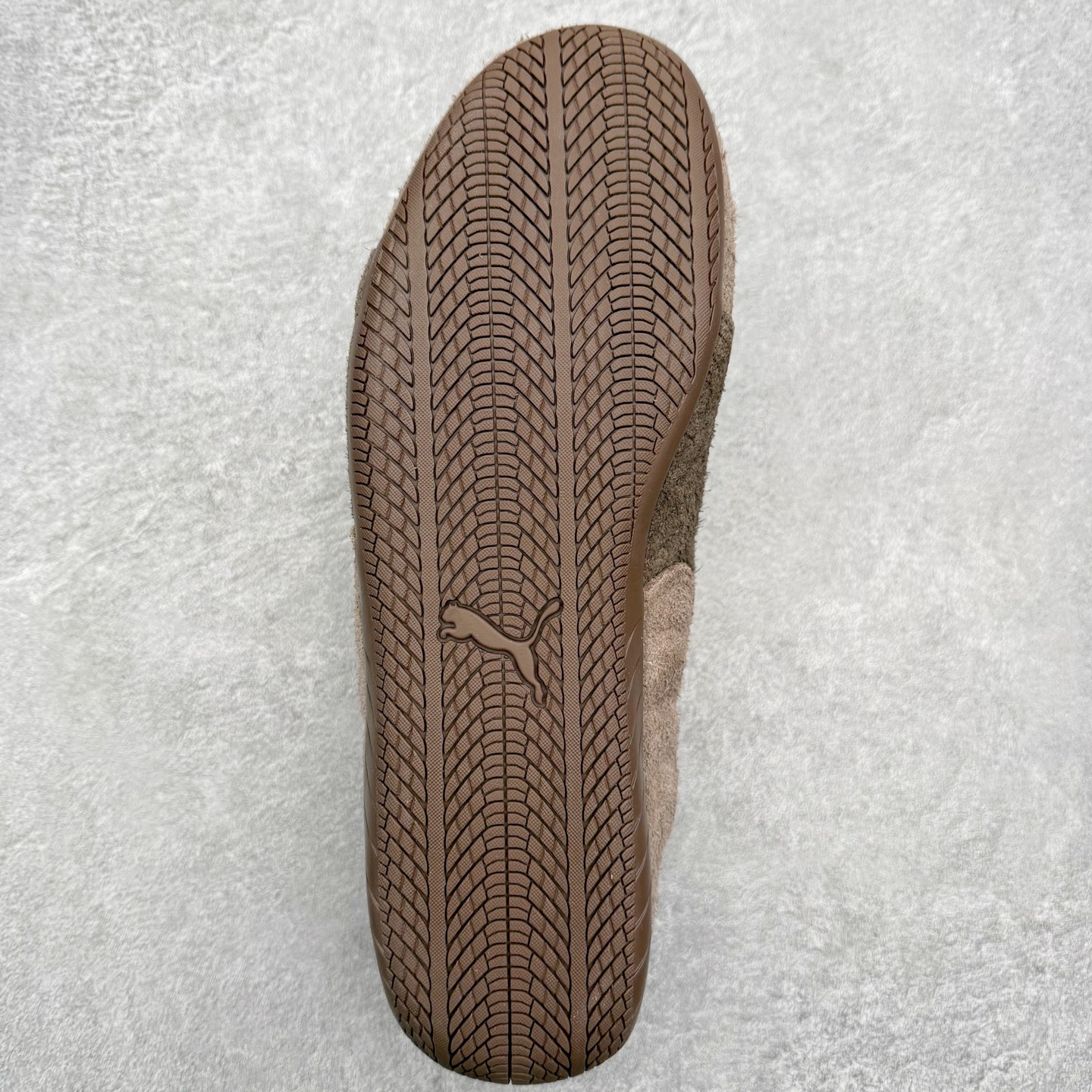 图片[9]-PUMA Speedca OG 彪马极速赛车系列低帮德训风拼接复古百搭休闲运动赛车鞋 鞋款从80、90年代赛车手所穿的防火赛车鞋为原型，鞋身线条模仿了赛车的流线廓形，体现了空气动力学原理的结构。简约流畅的外观，恰好又和贯穿其中的Formstrip Logo融合恰到好处，视觉上细节丰富且协调。本次Speedcat OG鞋款归来，最大看点自然式保留了窄版鞋型以及薄底构造。这两年各品牌鞋底越做越厚，Speedcat反其道而行之，上脚几乎无鞋底的效果带来耳目一新的视觉体验。鞋面依旧是以质感细腻的麂皮材质打造，并且大面积近乎全包裹的使用，复古味道也愈发浓烈。配色上更是将最原始的黑色和红色带回，向F1赛车队的标志性队服致敬。相信让各位一眼种草的更多是出挑的大红色，上脚即可瞬间点亮整体造型，在以球鞋为核心的OOTD中脱颖而出。而另一款黑色则是低调的万金油，彰显新潮个性的同时又不喧宾夺主，也是热爱简约系穿搭朋友的首选。 尺码：35.5 36 37 37.5 38 38.5 39 40 40.5 41 42 42.5 43 44 44.5 45-选品中心