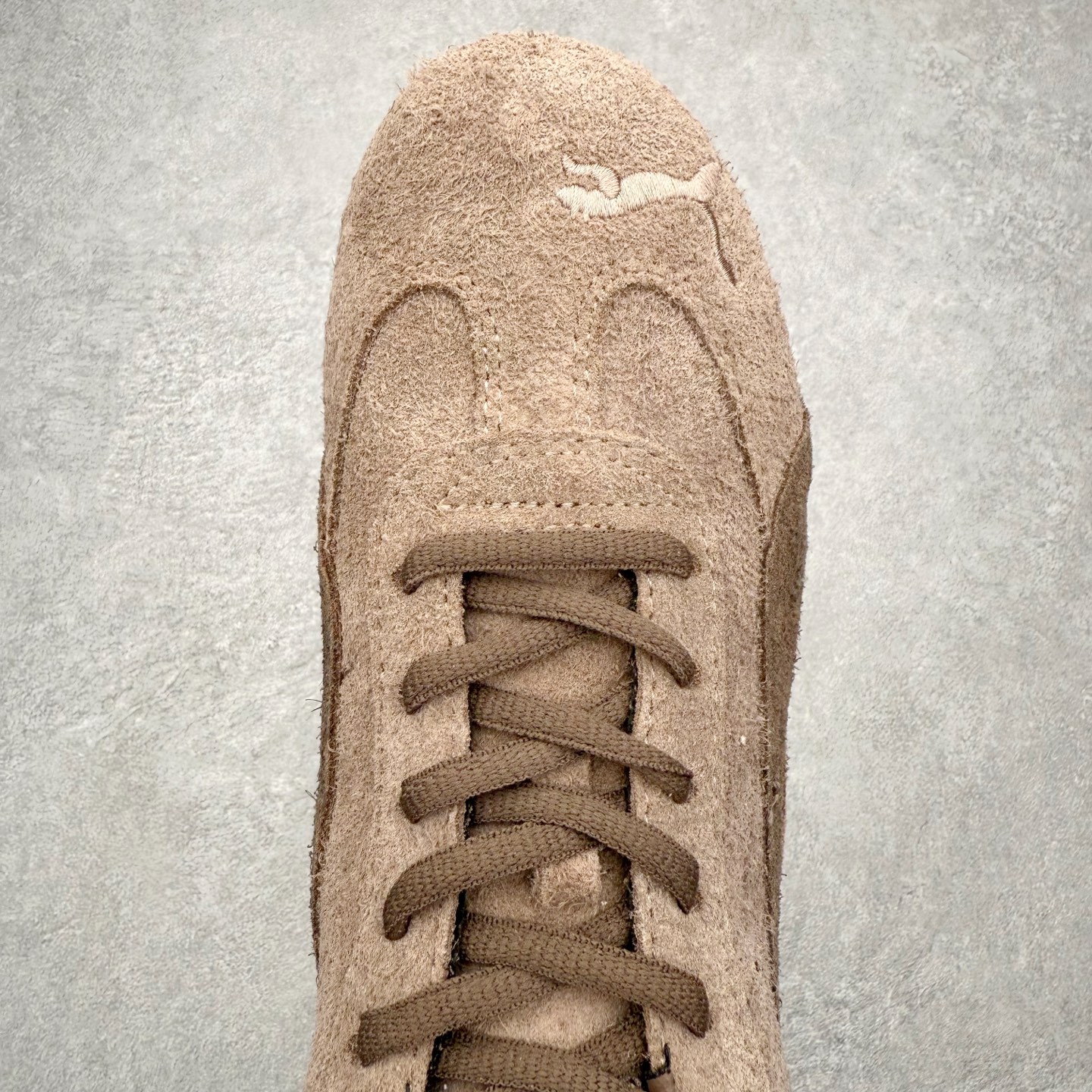 图片[4]-PUMA Speedca OG 彪马极速赛车系列低帮德训风拼接复古百搭休闲运动赛车鞋 鞋款从80、90年代赛车手所穿的防火赛车鞋为原型，鞋身线条模仿了赛车的流线廓形，体现了空气动力学原理的结构。简约流畅的外观，恰好又和贯穿其中的Formstrip Logo融合恰到好处，视觉上细节丰富且协调。本次Speedcat OG鞋款归来，最大看点自然式保留了窄版鞋型以及薄底构造。这两年各品牌鞋底越做越厚，Speedcat反其道而行之，上脚几乎无鞋底的效果带来耳目一新的视觉体验。鞋面依旧是以质感细腻的麂皮材质打造，并且大面积近乎全包裹的使用，复古味道也愈发浓烈。配色上更是将最原始的黑色和红色带回，向F1赛车队的标志性队服致敬。相信让各位一眼种草的更多是出挑的大红色，上脚即可瞬间点亮整体造型，在以球鞋为核心的OOTD中脱颖而出。而另一款黑色则是低调的万金油，彰显新潮个性的同时又不喧宾夺主，也是热爱简约系穿搭朋友的首选。 尺码：35.5 36 37 37.5 38 38.5 39 40 40.5 41 42 42.5 43 44 44.5 45-选品中心