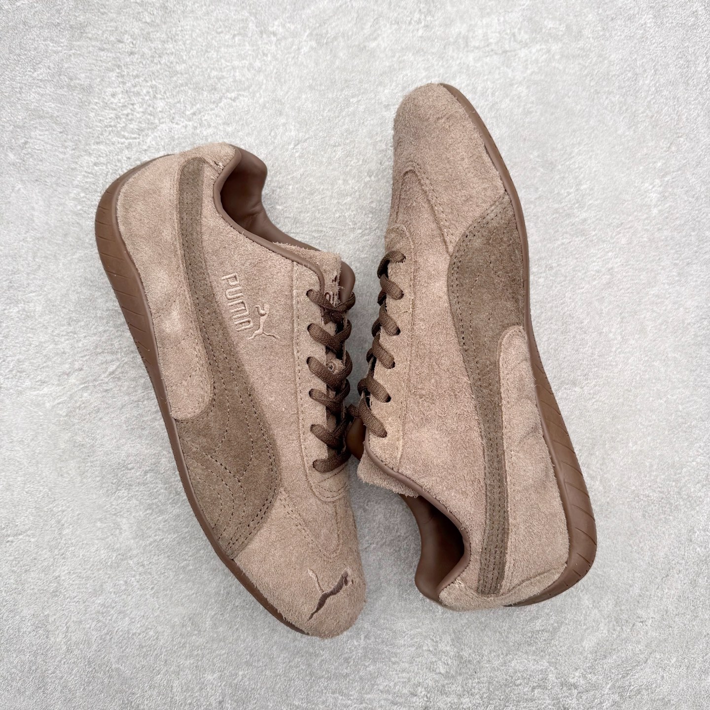 图片[3]-PUMA Speedca OG 彪马极速赛车系列低帮德训风拼接复古百搭休闲运动赛车鞋 鞋款从80、90年代赛车手所穿的防火赛车鞋为原型，鞋身线条模仿了赛车的流线廓形，体现了空气动力学原理的结构。简约流畅的外观，恰好又和贯穿其中的Formstrip Logo融合恰到好处，视觉上细节丰富且协调。本次Speedcat OG鞋款归来，最大看点自然式保留了窄版鞋型以及薄底构造。这两年各品牌鞋底越做越厚，Speedcat反其道而行之，上脚几乎无鞋底的效果带来耳目一新的视觉体验。鞋面依旧是以质感细腻的麂皮材质打造，并且大面积近乎全包裹的使用，复古味道也愈发浓烈。配色上更是将最原始的黑色和红色带回，向F1赛车队的标志性队服致敬。相信让各位一眼种草的更多是出挑的大红色，上脚即可瞬间点亮整体造型，在以球鞋为核心的OOTD中脱颖而出。而另一款黑色则是低调的万金油，彰显新潮个性的同时又不喧宾夺主，也是热爱简约系穿搭朋友的首选。 尺码：35.5 36 37 37.5 38 38.5 39 40 40.5 41 42 42.5 43 44 44.5 45-选品中心