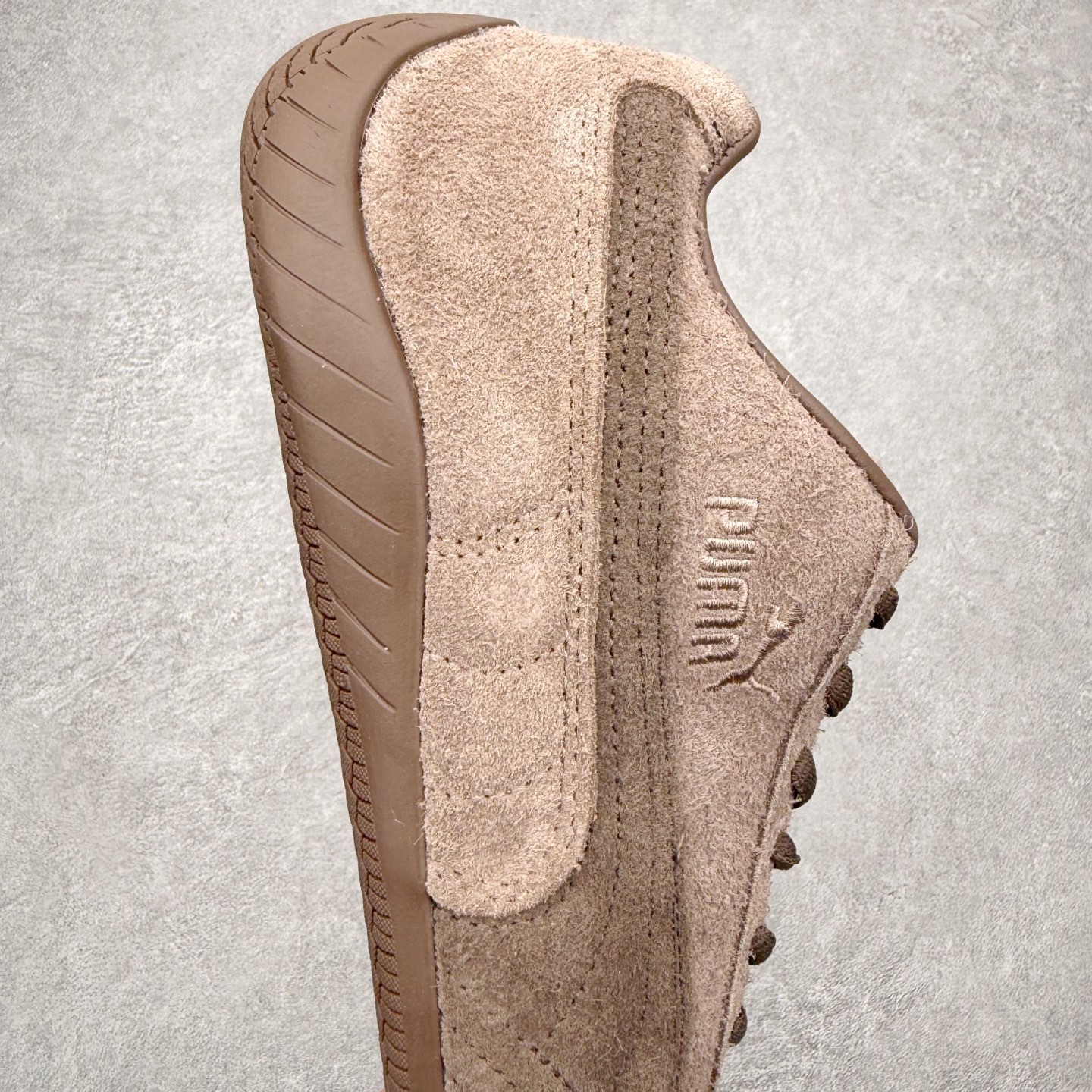 图片[6]-PUMA Speedca OG 彪马极速赛车系列低帮德训风拼接复古百搭休闲运动赛车鞋 鞋款从80、90年代赛车手所穿的防火赛车鞋为原型，鞋身线条模仿了赛车的流线廓形，体现了空气动力学原理的结构。简约流畅的外观，恰好又和贯穿其中的Formstrip Logo融合恰到好处，视觉上细节丰富且协调。本次Speedcat OG鞋款归来，最大看点自然式保留了窄版鞋型以及薄底构造。这两年各品牌鞋底越做越厚，Speedcat反其道而行之，上脚几乎无鞋底的效果带来耳目一新的视觉体验。鞋面依旧是以质感细腻的麂皮材质打造，并且大面积近乎全包裹的使用，复古味道也愈发浓烈。配色上更是将最原始的黑色和红色带回，向F1赛车队的标志性队服致敬。相信让各位一眼种草的更多是出挑的大红色，上脚即可瞬间点亮整体造型，在以球鞋为核心的OOTD中脱颖而出。而另一款黑色则是低调的万金油，彰显新潮个性的同时又不喧宾夺主，也是热爱简约系穿搭朋友的首选。 尺码：35.5 36 37 37.5 38 38.5 39 40 40.5 41 42 42.5 43 44 44.5 45-选品中心