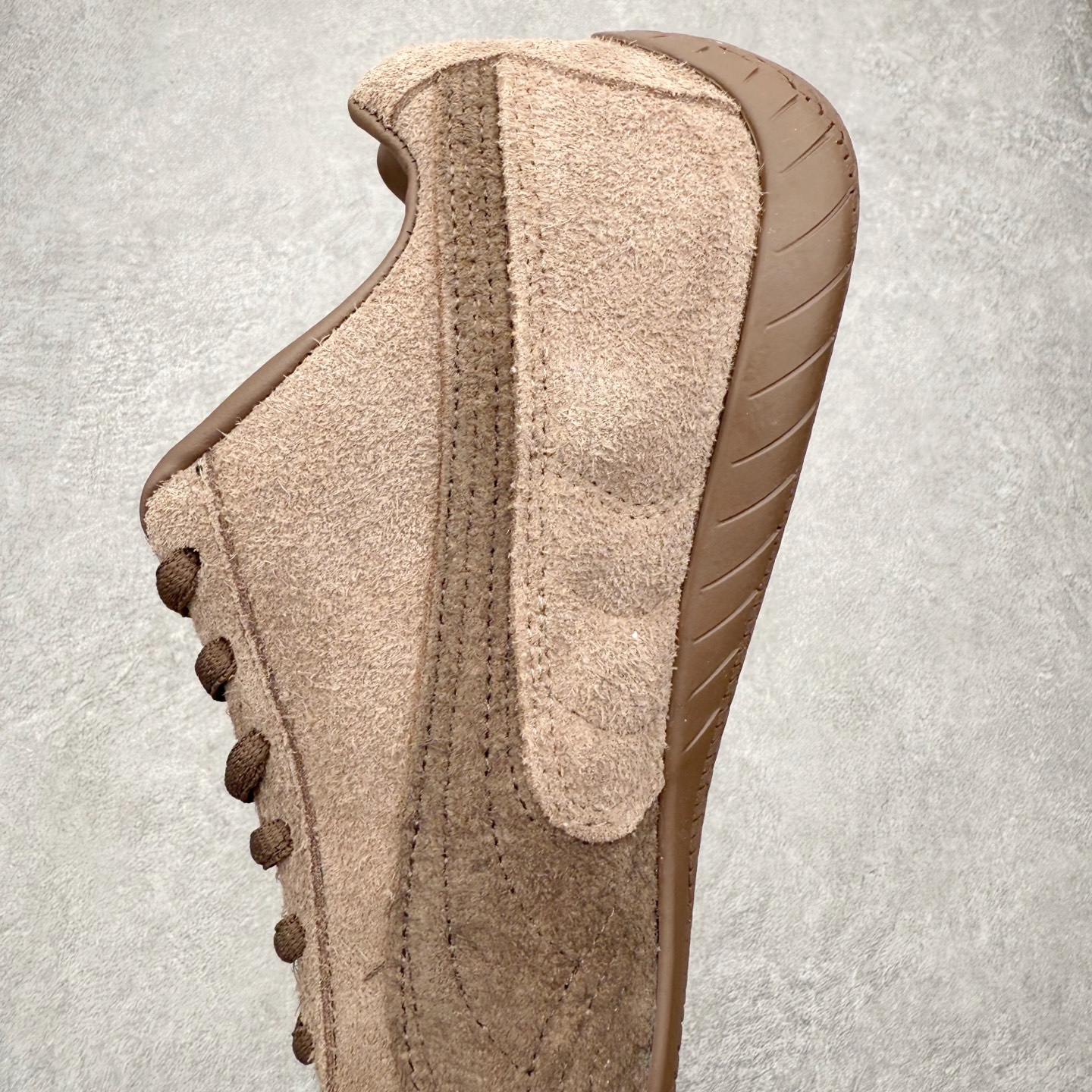 图片[7]-PUMA Speedca OG 彪马极速赛车系列低帮德训风拼接复古百搭休闲运动赛车鞋 鞋款从80、90年代赛车手所穿的防火赛车鞋为原型，鞋身线条模仿了赛车的流线廓形，体现了空气动力学原理的结构。简约流畅的外观，恰好又和贯穿其中的Formstrip Logo融合恰到好处，视觉上细节丰富且协调。本次Speedcat OG鞋款归来，最大看点自然式保留了窄版鞋型以及薄底构造。这两年各品牌鞋底越做越厚，Speedcat反其道而行之，上脚几乎无鞋底的效果带来耳目一新的视觉体验。鞋面依旧是以质感细腻的麂皮材质打造，并且大面积近乎全包裹的使用，复古味道也愈发浓烈。配色上更是将最原始的黑色和红色带回，向F1赛车队的标志性队服致敬。相信让各位一眼种草的更多是出挑的大红色，上脚即可瞬间点亮整体造型，在以球鞋为核心的OOTD中脱颖而出。而另一款黑色则是低调的万金油，彰显新潮个性的同时又不喧宾夺主，也是热爱简约系穿搭朋友的首选。 尺码：35.5 36 37 37.5 38 38.5 39 40 40.5 41 42 42.5 43 44 44.5 45-选品中心