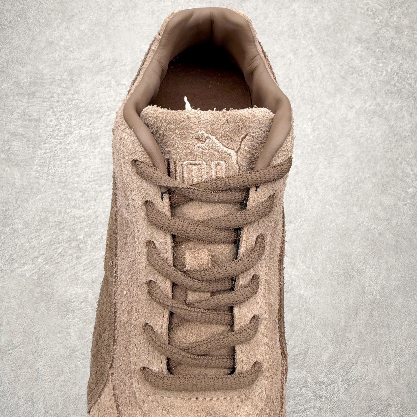 图片[5]-PUMA Speedca OG 彪马极速赛车系列低帮德训风拼接复古百搭休闲运动赛车鞋 鞋款从80、90年代赛车手所穿的防火赛车鞋为原型，鞋身线条模仿了赛车的流线廓形，体现了空气动力学原理的结构。简约流畅的外观，恰好又和贯穿其中的Formstrip Logo融合恰到好处，视觉上细节丰富且协调。本次Speedcat OG鞋款归来，最大看点自然式保留了窄版鞋型以及薄底构造。这两年各品牌鞋底越做越厚，Speedcat反其道而行之，上脚几乎无鞋底的效果带来耳目一新的视觉体验。鞋面依旧是以质感细腻的麂皮材质打造，并且大面积近乎全包裹的使用，复古味道也愈发浓烈。配色上更是将最原始的黑色和红色带回，向F1赛车队的标志性队服致敬。相信让各位一眼种草的更多是出挑的大红色，上脚即可瞬间点亮整体造型，在以球鞋为核心的OOTD中脱颖而出。而另一款黑色则是低调的万金油，彰显新潮个性的同时又不喧宾夺主，也是热爱简约系穿搭朋友的首选。 尺码：35.5 36 37 37.5 38 38.5 39 40 40.5 41 42 42.5 43 44 44.5 45-选品中心