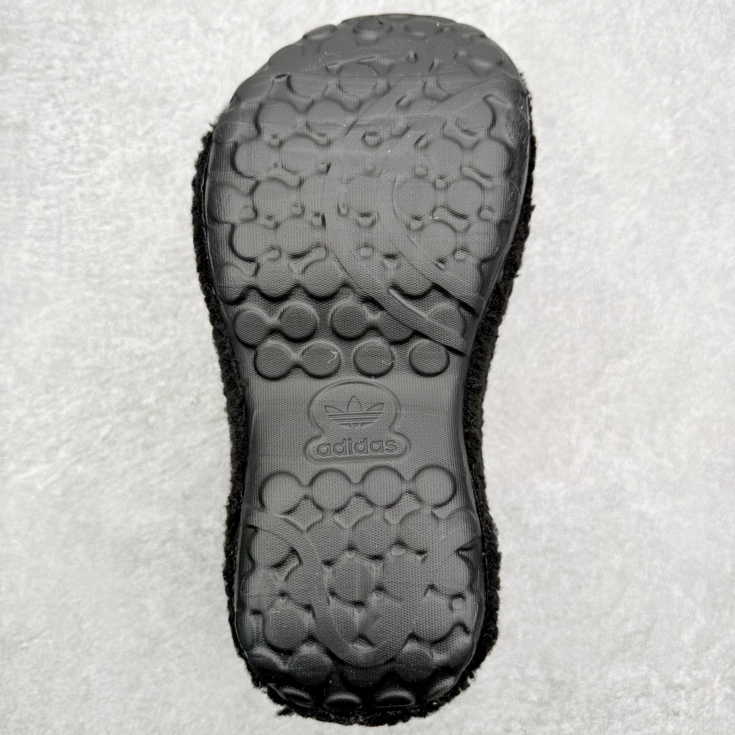 图片[9]-AD Originals AdiFOM Stan Smith Mule 防滑耐磨轻便运动凉鞋穆勒厨师鞋 加绒版 JR8823重金购入原鞋及原档案磨具生产指令开发 鞋头部位凹凸有致 横向大面积波浪纹理 后跟Logo 凹凸明显 轮廓分明 描漆定位精准 公整无偏差不溢出 LOGO内侧钢印清晰工整 原厂磨具全鞋无多余毛边 同源公司EVA粒子环保塑料 原厂指令配方 无任何异味 弹性卡色均保持原鞋一致 匠心打造 鞋口弧度大小 鞋面色泽质感同步原鞋 LOGO内侧钢印清晰工整 中底部分带原厂钢印编号 原厂Ortholite欧斯莱鞋垫 区别掉渣海玻璃鞋垫 吸汗防臭的效果无法相提并论 原厂定制原标 同比ZP 符合人体设计 轻松脚感 一穿即走 这款拖鞋旨在致敬经典的Stan Smith 简约鞋面和后跟细节灵感源于原版 并通过厚实的比例和超光滑的触感 带来现代风格的革新 采用含有甘蔗制成的泡沫材料 心系环保 摆脱绑带或鞋带束缚 易于穿脱 保持舒适 采用天然可再生材料 旨在帮助减少塑料污染 偏小一码 尺码：36 37 38 39 40 41 42 43 44-选品中心