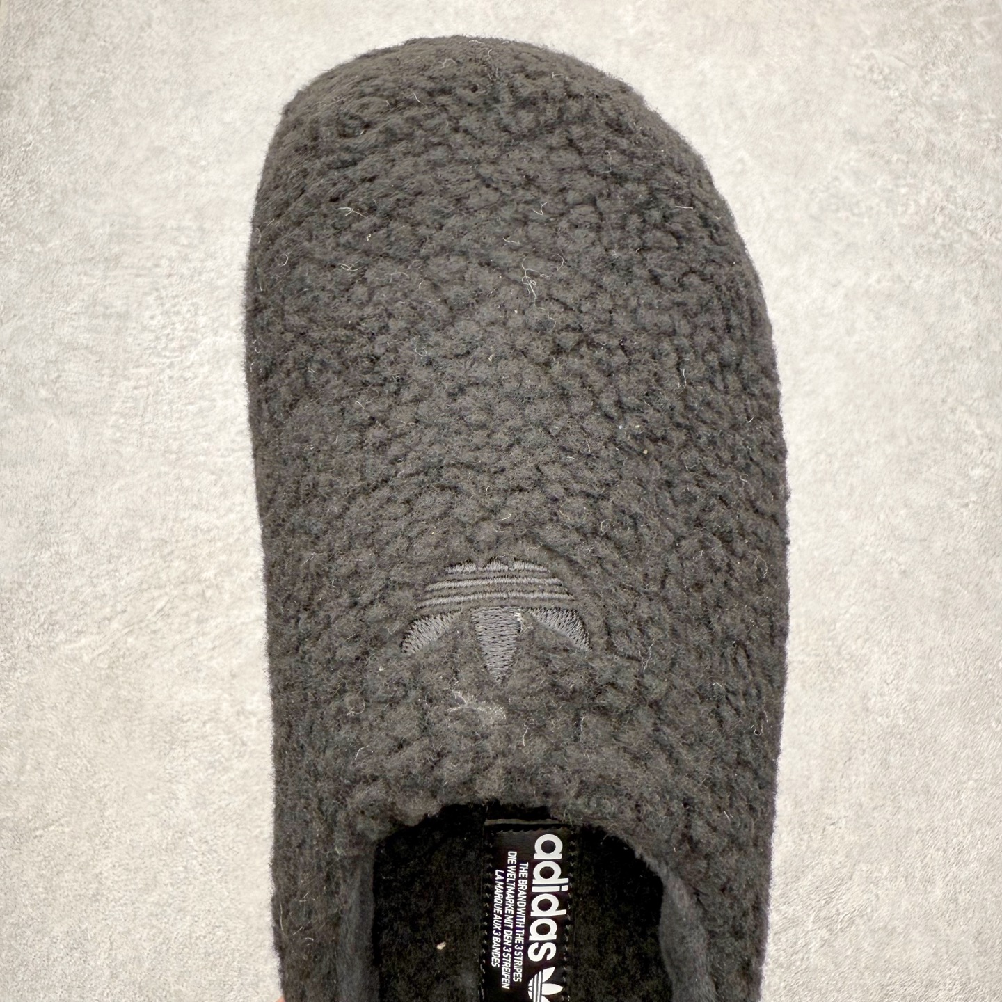 图片[4]-AD Originals AdiFOM Stan Smith Mule 防滑耐磨轻便运动凉鞋穆勒厨师鞋 加绒版 JR8823重金购入原鞋及原档案磨具生产指令开发 鞋头部位凹凸有致 横向大面积波浪纹理 后跟Logo 凹凸明显 轮廓分明 描漆定位精准 公整无偏差不溢出 LOGO内侧钢印清晰工整 原厂磨具全鞋无多余毛边 同源公司EVA粒子环保塑料 原厂指令配方 无任何异味 弹性卡色均保持原鞋一致 匠心打造 鞋口弧度大小 鞋面色泽质感同步原鞋 LOGO内侧钢印清晰工整 中底部分带原厂钢印编号 原厂Ortholite欧斯莱鞋垫 区别掉渣海玻璃鞋垫 吸汗防臭的效果无法相提并论 原厂定制原标 同比ZP 符合人体设计 轻松脚感 一穿即走 这款拖鞋旨在致敬经典的Stan Smith 简约鞋面和后跟细节灵感源于原版 并通过厚实的比例和超光滑的触感 带来现代风格的革新 采用含有甘蔗制成的泡沫材料 心系环保 摆脱绑带或鞋带束缚 易于穿脱 保持舒适 采用天然可再生材料 旨在帮助减少塑料污染 偏小一码 尺码：36 37 38 39 40 41 42 43 44-选品中心