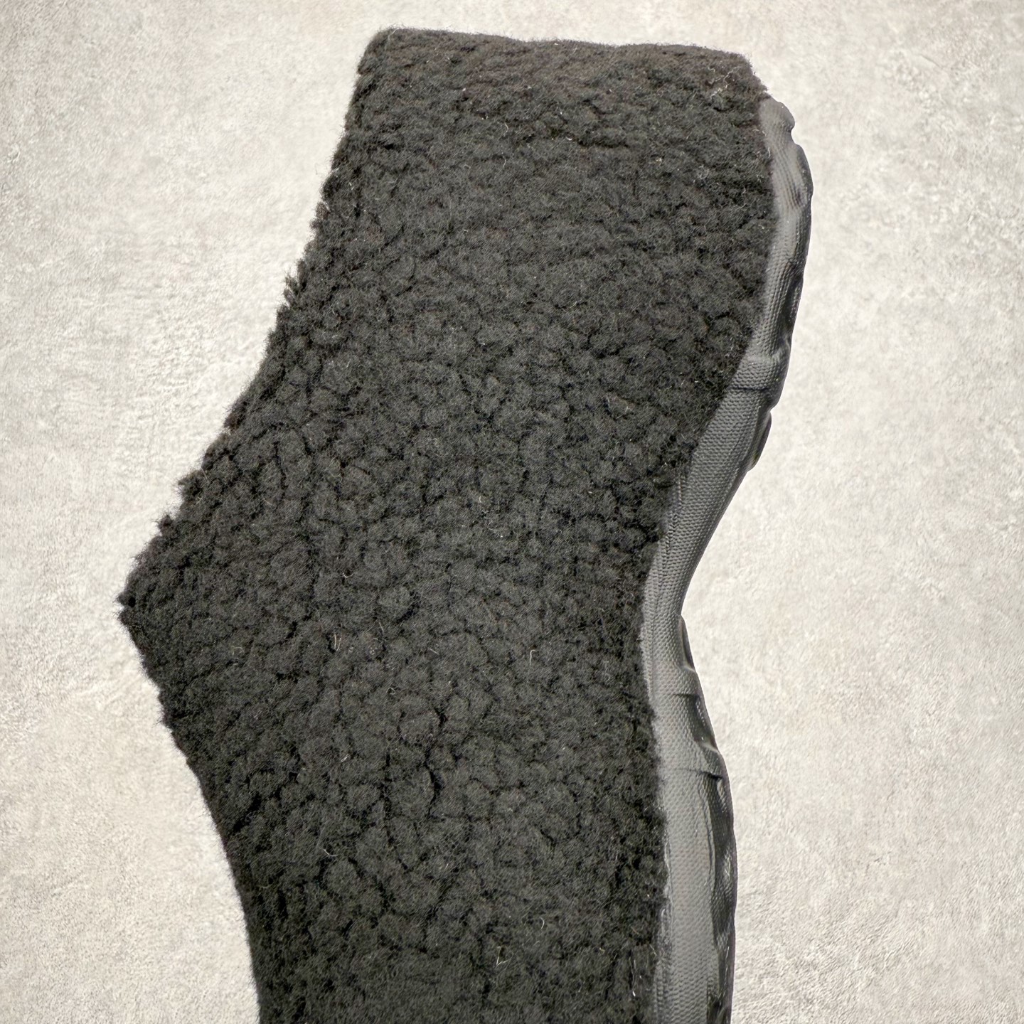 图片[7]-AD Originals AdiFOM Stan Smith Mule 防滑耐磨轻便运动凉鞋穆勒厨师鞋 加绒版 JR8823重金购入原鞋及原档案磨具生产指令开发 鞋头部位凹凸有致 横向大面积波浪纹理 后跟Logo 凹凸明显 轮廓分明 描漆定位精准 公整无偏差不溢出 LOGO内侧钢印清晰工整 原厂磨具全鞋无多余毛边 同源公司EVA粒子环保塑料 原厂指令配方 无任何异味 弹性卡色均保持原鞋一致 匠心打造 鞋口弧度大小 鞋面色泽质感同步原鞋 LOGO内侧钢印清晰工整 中底部分带原厂钢印编号 原厂Ortholite欧斯莱鞋垫 区别掉渣海玻璃鞋垫 吸汗防臭的效果无法相提并论 原厂定制原标 同比ZP 符合人体设计 轻松脚感 一穿即走 这款拖鞋旨在致敬经典的Stan Smith 简约鞋面和后跟细节灵感源于原版 并通过厚实的比例和超光滑的触感 带来现代风格的革新 采用含有甘蔗制成的泡沫材料 心系环保 摆脱绑带或鞋带束缚 易于穿脱 保持舒适 采用天然可再生材料 旨在帮助减少塑料污染 偏小一码 尺码：36 37 38 39 40 41 42 43 44-选品中心