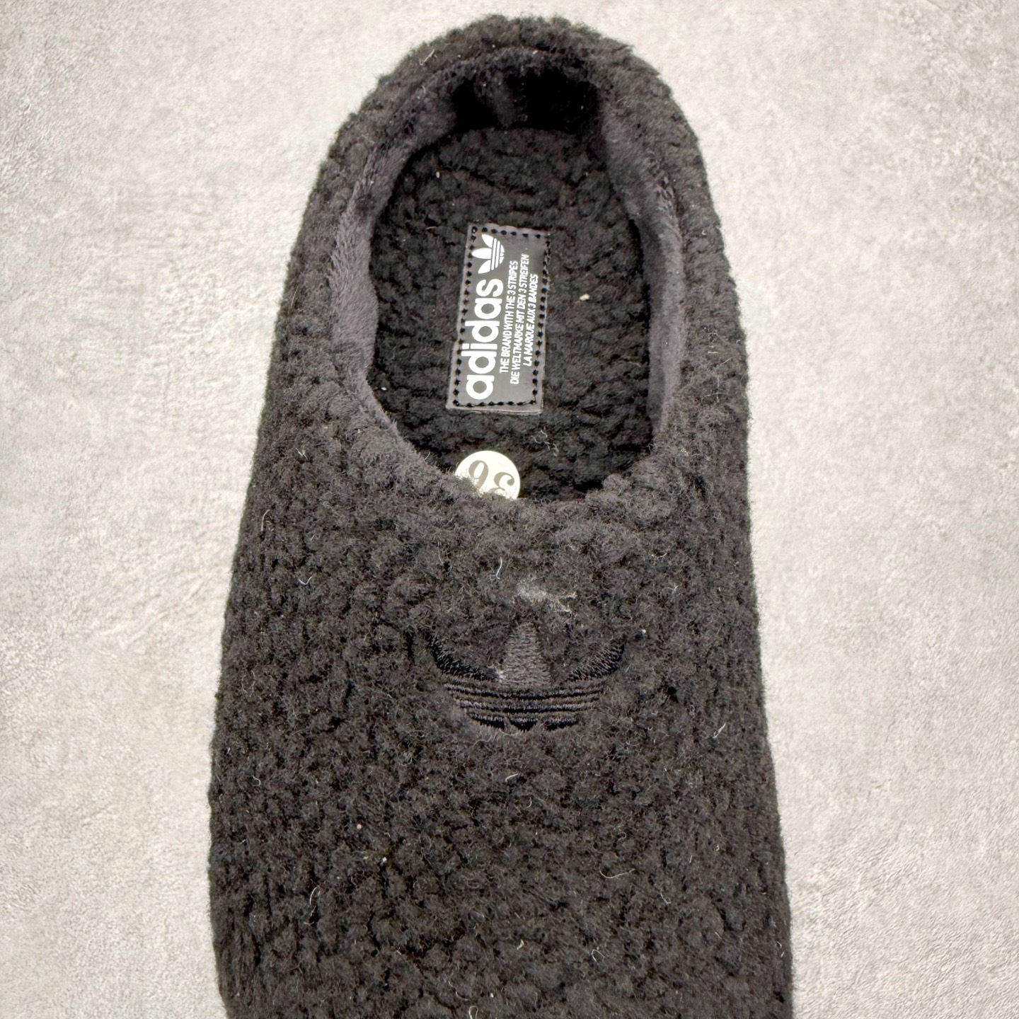 图片[5]-AD Originals AdiFOM Stan Smith Mule 防滑耐磨轻便运动凉鞋穆勒厨师鞋 加绒版 JR8823重金购入原鞋及原档案磨具生产指令开发 鞋头部位凹凸有致 横向大面积波浪纹理 后跟Logo 凹凸明显 轮廓分明 描漆定位精准 公整无偏差不溢出 LOGO内侧钢印清晰工整 原厂磨具全鞋无多余毛边 同源公司EVA粒子环保塑料 原厂指令配方 无任何异味 弹性卡色均保持原鞋一致 匠心打造 鞋口弧度大小 鞋面色泽质感同步原鞋 LOGO内侧钢印清晰工整 中底部分带原厂钢印编号 原厂Ortholite欧斯莱鞋垫 区别掉渣海玻璃鞋垫 吸汗防臭的效果无法相提并论 原厂定制原标 同比ZP 符合人体设计 轻松脚感 一穿即走 这款拖鞋旨在致敬经典的Stan Smith 简约鞋面和后跟细节灵感源于原版 并通过厚实的比例和超光滑的触感 带来现代风格的革新 采用含有甘蔗制成的泡沫材料 心系环保 摆脱绑带或鞋带束缚 易于穿脱 保持舒适 采用天然可再生材料 旨在帮助减少塑料污染 偏小一码 尺码：36 37 38 39 40 41 42 43 44-选品中心