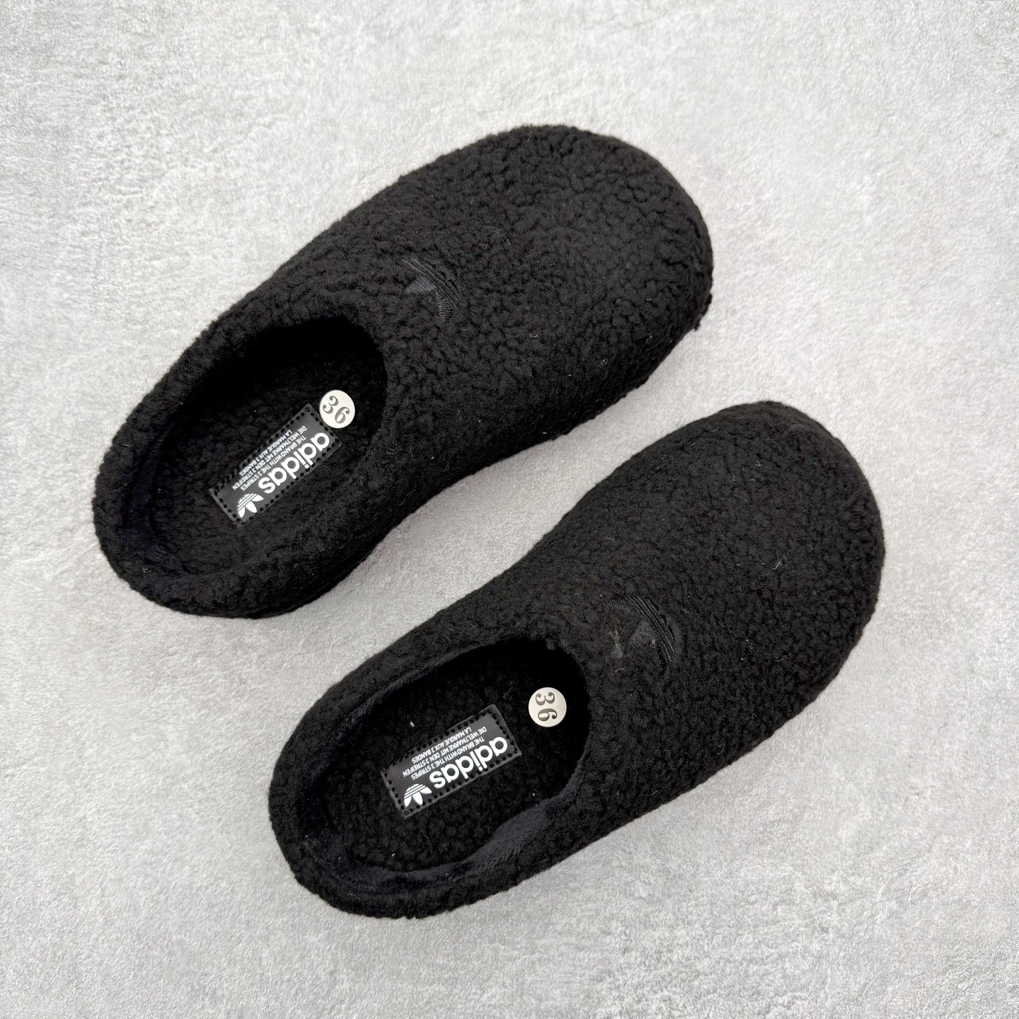 图片[3]-AD Originals AdiFOM Stan Smith Mule 防滑耐磨轻便运动凉鞋穆勒厨师鞋 加绒版 JR8823重金购入原鞋及原档案磨具生产指令开发 鞋头部位凹凸有致 横向大面积波浪纹理 后跟Logo 凹凸明显 轮廓分明 描漆定位精准 公整无偏差不溢出 LOGO内侧钢印清晰工整 原厂磨具全鞋无多余毛边 同源公司EVA粒子环保塑料 原厂指令配方 无任何异味 弹性卡色均保持原鞋一致 匠心打造 鞋口弧度大小 鞋面色泽质感同步原鞋 LOGO内侧钢印清晰工整 中底部分带原厂钢印编号 原厂Ortholite欧斯莱鞋垫 区别掉渣海玻璃鞋垫 吸汗防臭的效果无法相提并论 原厂定制原标 同比ZP 符合人体设计 轻松脚感 一穿即走 这款拖鞋旨在致敬经典的Stan Smith 简约鞋面和后跟细节灵感源于原版 并通过厚实的比例和超光滑的触感 带来现代风格的革新 采用含有甘蔗制成的泡沫材料 心系环保 摆脱绑带或鞋带束缚 易于穿脱 保持舒适 采用天然可再生材料 旨在帮助减少塑料污染 偏小一码 尺码：36 37 38 39 40 41 42 43 44-选品中心