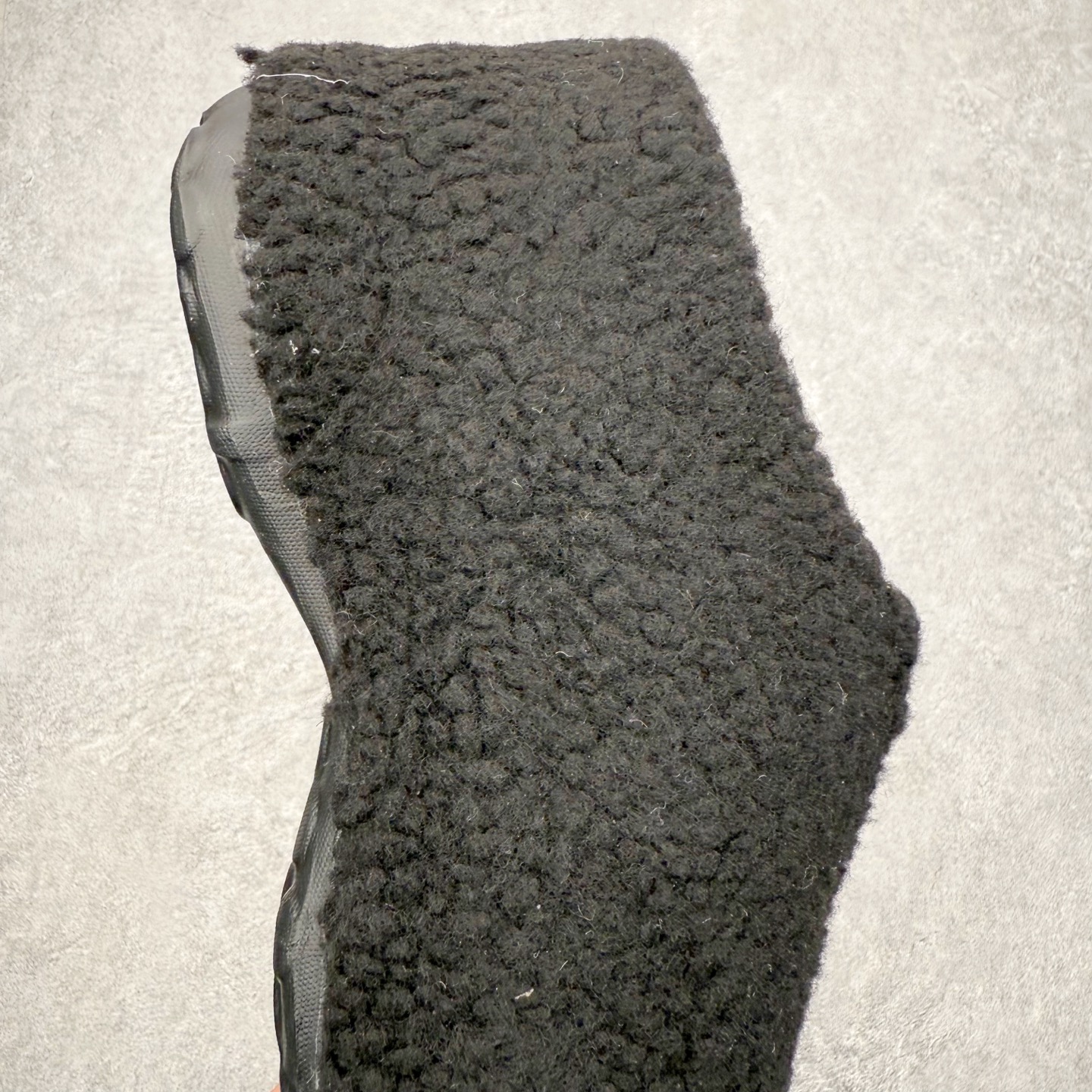 图片[6]-AD Originals AdiFOM Stan Smith Mule 防滑耐磨轻便运动凉鞋穆勒厨师鞋 加绒版 JR8823重金购入原鞋及原档案磨具生产指令开发 鞋头部位凹凸有致 横向大面积波浪纹理 后跟Logo 凹凸明显 轮廓分明 描漆定位精准 公整无偏差不溢出 LOGO内侧钢印清晰工整 原厂磨具全鞋无多余毛边 同源公司EVA粒子环保塑料 原厂指令配方 无任何异味 弹性卡色均保持原鞋一致 匠心打造 鞋口弧度大小 鞋面色泽质感同步原鞋 LOGO内侧钢印清晰工整 中底部分带原厂钢印编号 原厂Ortholite欧斯莱鞋垫 区别掉渣海玻璃鞋垫 吸汗防臭的效果无法相提并论 原厂定制原标 同比ZP 符合人体设计 轻松脚感 一穿即走 这款拖鞋旨在致敬经典的Stan Smith 简约鞋面和后跟细节灵感源于原版 并通过厚实的比例和超光滑的触感 带来现代风格的革新 采用含有甘蔗制成的泡沫材料 心系环保 摆脱绑带或鞋带束缚 易于穿脱 保持舒适 采用天然可再生材料 旨在帮助减少塑料污染 偏小一码 尺码：36 37 38 39 40 41 42 43 44-选品中心