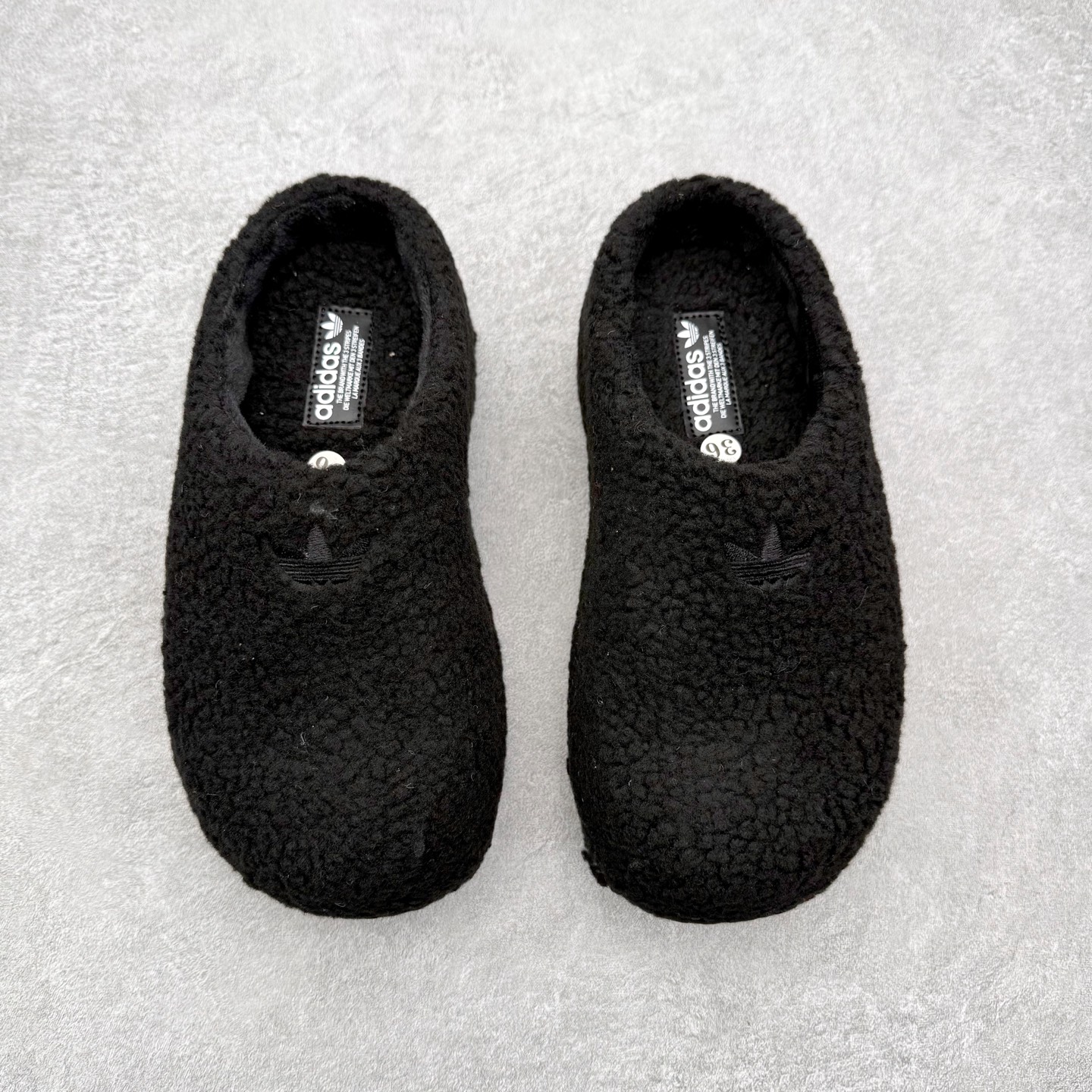 图片[2]-AD Originals AdiFOM Stan Smith Mule 防滑耐磨轻便运动凉鞋穆勒厨师鞋 加绒版 JR8823重金购入原鞋及原档案磨具生产指令开发 鞋头部位凹凸有致 横向大面积波浪纹理 后跟Logo 凹凸明显 轮廓分明 描漆定位精准 公整无偏差不溢出 LOGO内侧钢印清晰工整 原厂磨具全鞋无多余毛边 同源公司EVA粒子环保塑料 原厂指令配方 无任何异味 弹性卡色均保持原鞋一致 匠心打造 鞋口弧度大小 鞋面色泽质感同步原鞋 LOGO内侧钢印清晰工整 中底部分带原厂钢印编号 原厂Ortholite欧斯莱鞋垫 区别掉渣海玻璃鞋垫 吸汗防臭的效果无法相提并论 原厂定制原标 同比ZP 符合人体设计 轻松脚感 一穿即走 这款拖鞋旨在致敬经典的Stan Smith 简约鞋面和后跟细节灵感源于原版 并通过厚实的比例和超光滑的触感 带来现代风格的革新 采用含有甘蔗制成的泡沫材料 心系环保 摆脱绑带或鞋带束缚 易于穿脱 保持舒适 采用天然可再生材料 旨在帮助减少塑料污染 偏小一码 尺码：36 37 38 39 40 41 42 43 44-选品中心