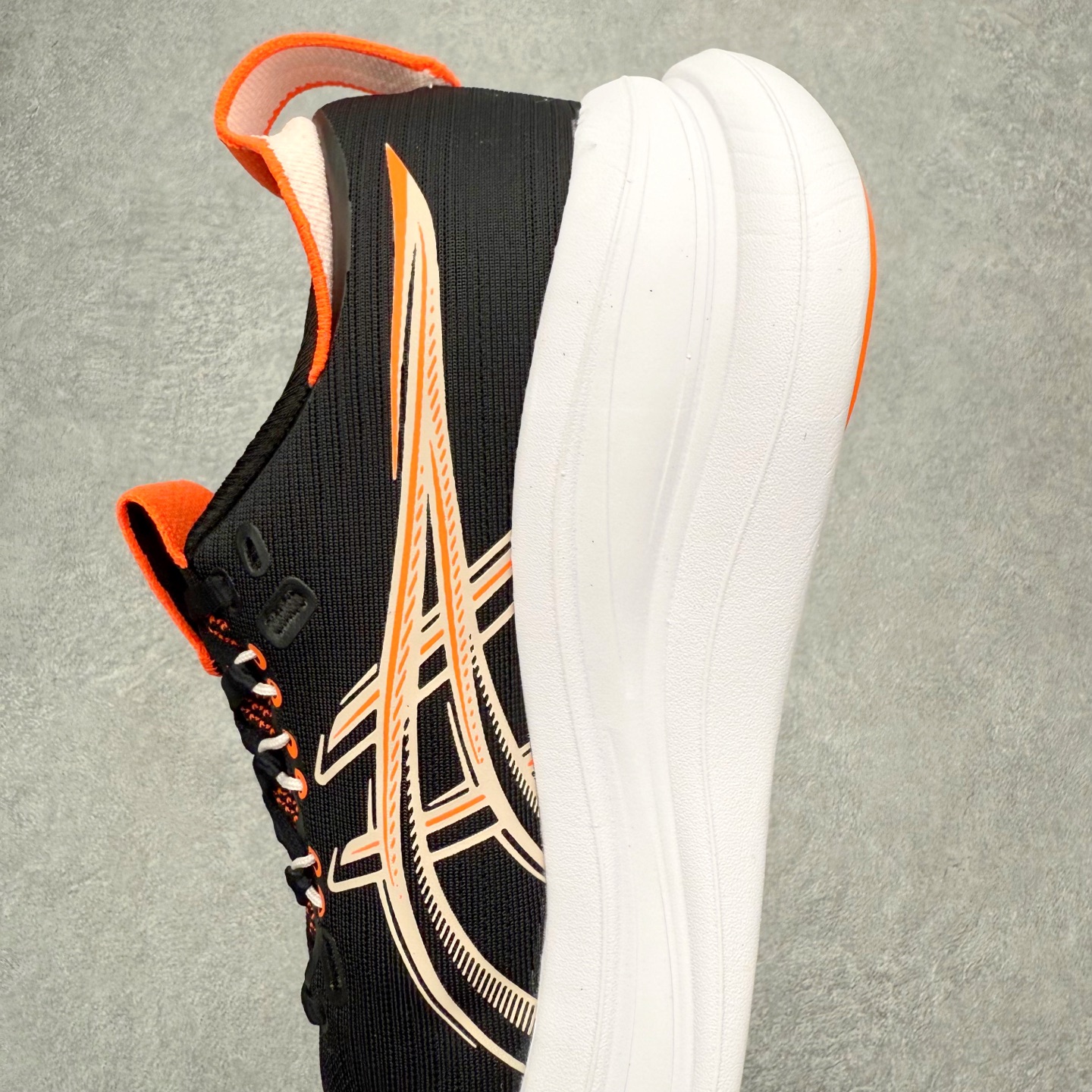 图片[7]-Asics GEL-Nimbus 28 亚瑟士缓震跑鞋 近年复古风潮的势头很旺 ASICS一直坚信保持身体的健康与活力是打造健康快乐的生活方式的最佳途径 ASICS为复古鞋型注入新设计 为玩家的街头穿搭提供了更多可能 GEL-NIMBUSTM9运动鞋最初是为中立和仰卧跑步者设计的长距离训练器 采用原始材料和关键细节重新设计 其Y2K时代的工业外观也被大胆的对比和色块所抵消 尺码：36 36.5 37.5 38 38.5 39 40 40.5 41.5 42 42.5 43.5 44 44.5 45-选品中心