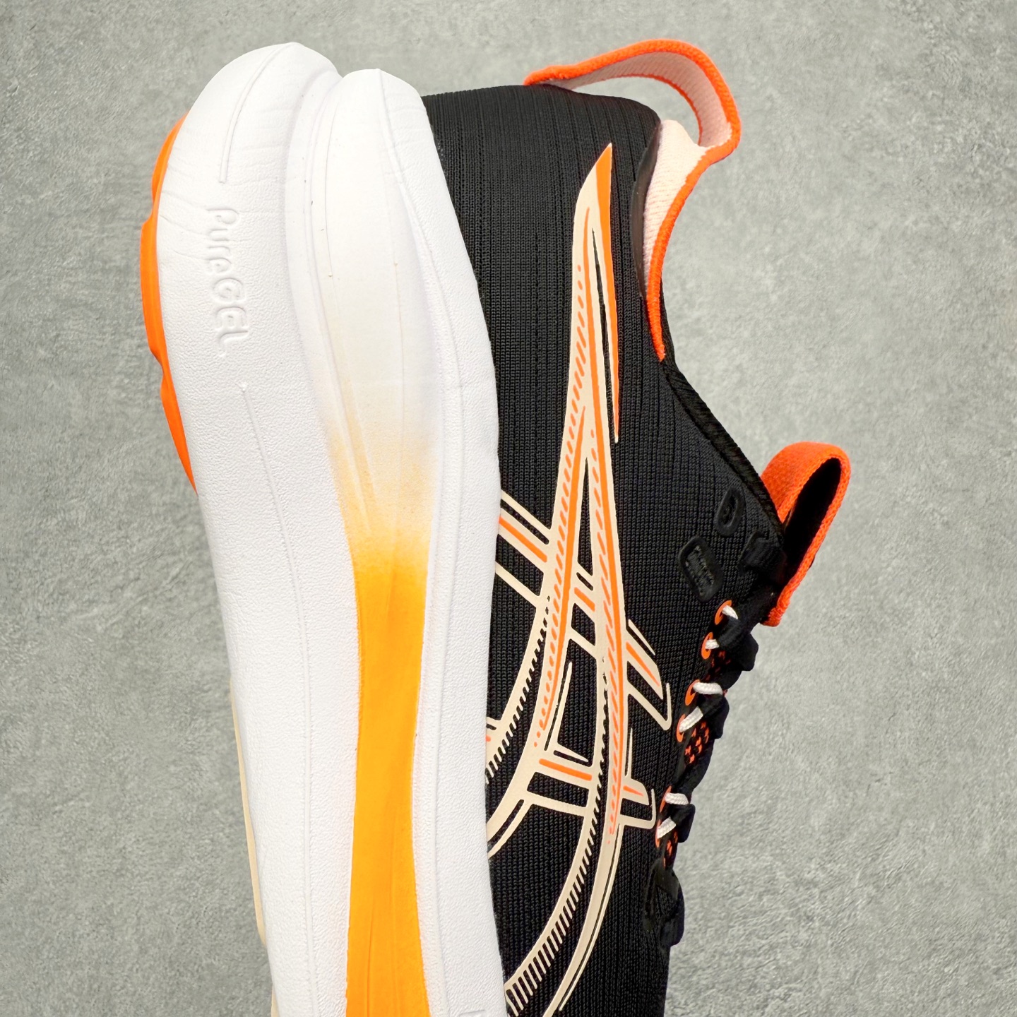 图片[6]-Asics GEL-Nimbus 28 亚瑟士缓震跑鞋 近年复古风潮的势头很旺 ASICS一直坚信保持身体的健康与活力是打造健康快乐的生活方式的最佳途径 ASICS为复古鞋型注入新设计 为玩家的街头穿搭提供了更多可能 GEL-NIMBUSTM9运动鞋最初是为中立和仰卧跑步者设计的长距离训练器 采用原始材料和关键细节重新设计 其Y2K时代的工业外观也被大胆的对比和色块所抵消 尺码：36 36.5 37.5 38 38.5 39 40 40.5 41.5 42 42.5 43.5 44 44.5 45-选品中心