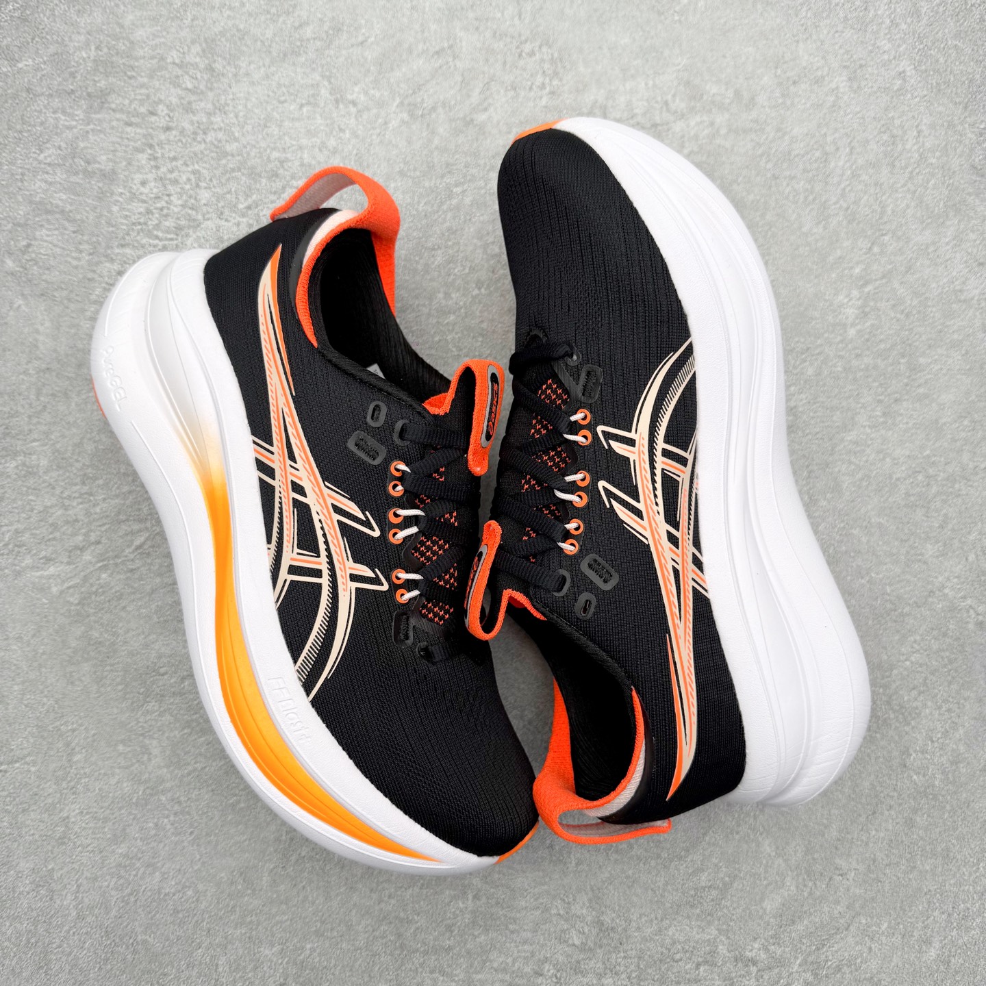 图片[3]-Asics GEL-Nimbus 28 亚瑟士缓震跑鞋 近年复古风潮的势头很旺 ASICS一直坚信保持身体的健康与活力是打造健康快乐的生活方式的最佳途径 ASICS为复古鞋型注入新设计 为玩家的街头穿搭提供了更多可能 GEL-NIMBUSTM9运动鞋最初是为中立和仰卧跑步者设计的长距离训练器 采用原始材料和关键细节重新设计 其Y2K时代的工业外观也被大胆的对比和色块所抵消 尺码：36 36.5 37.5 38 38.5 39 40 40.5 41.5 42 42.5 43.5 44 44.5 45-选品中心