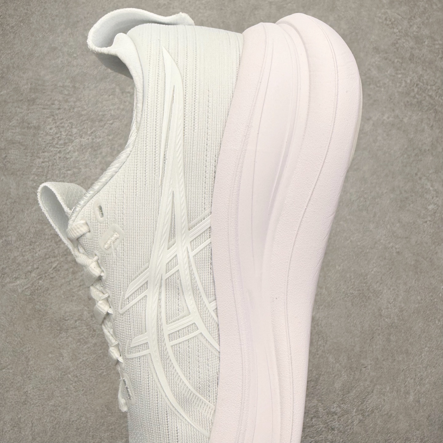 图片[7]-Asics GEL-Nimbus 28 亚瑟士缓震跑鞋 近年复古风潮的势头很旺 ASICS一直坚信保持身体的健康与活力是打造健康快乐的生活方式的最佳途径 ASICS为复古鞋型注入新设计 为玩家的街头穿搭提供了更多可能 GEL-NIMBUSTM9运动鞋最初是为中立和仰卧跑步者设计的长距离训练器 采用原始材料和关键细节重新设计 其Y2K时代的工业外观也被大胆的对比和色块所抵消 尺码：36 36.5 37.5 38 38.5 39 40 40.5 41.5 42 42.5 43.5 44 44.5 45-选品中心