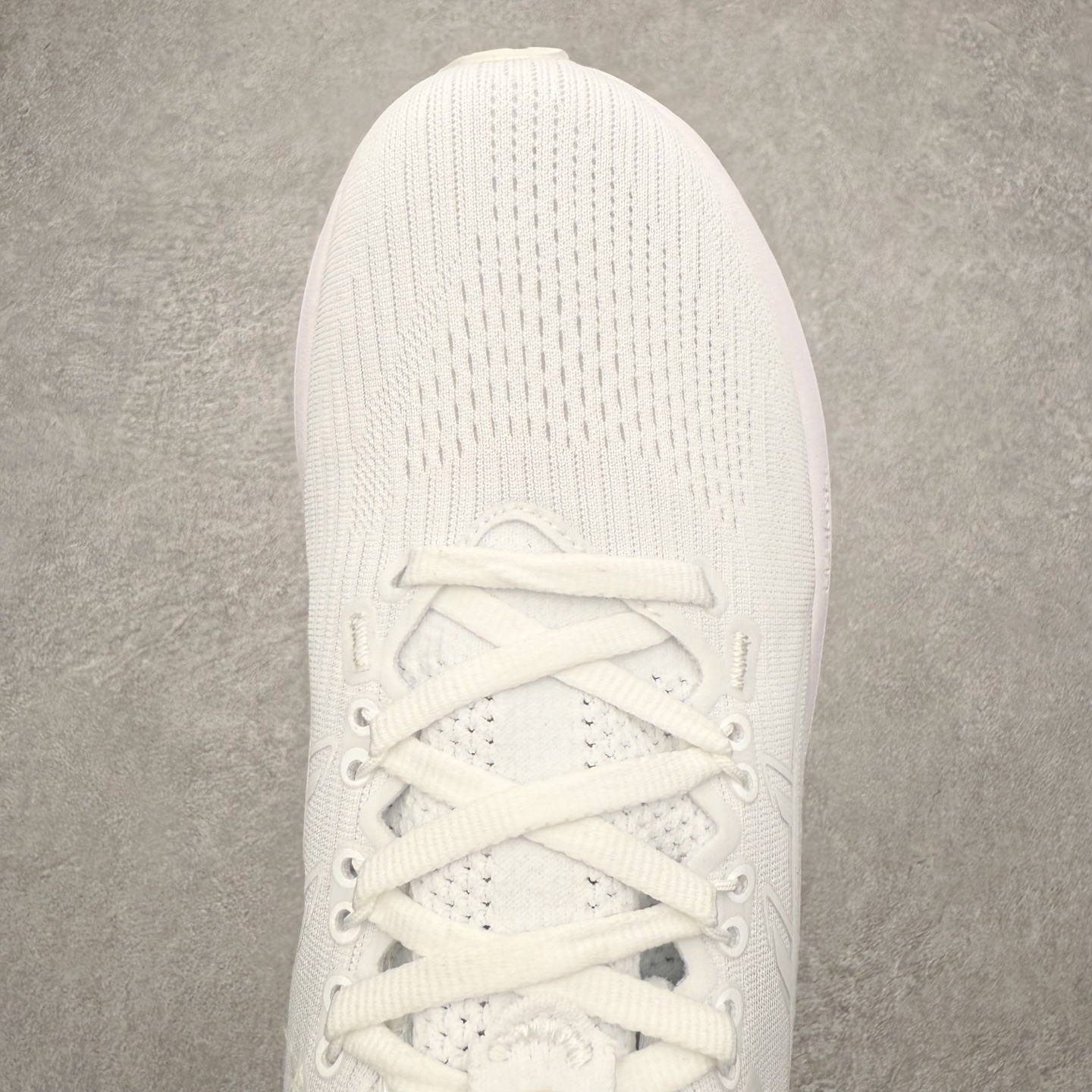 图片[4]-Asics GEL-Nimbus 28 亚瑟士缓震跑鞋 近年复古风潮的势头很旺 ASICS一直坚信保持身体的健康与活力是打造健康快乐的生活方式的最佳途径 ASICS为复古鞋型注入新设计 为玩家的街头穿搭提供了更多可能 GEL-NIMBUSTM9运动鞋最初是为中立和仰卧跑步者设计的长距离训练器 采用原始材料和关键细节重新设计 其Y2K时代的工业外观也被大胆的对比和色块所抵消 尺码：36 36.5 37.5 38 38.5 39 40 40.5 41.5 42 42.5 43.5 44 44.5 45-选品中心