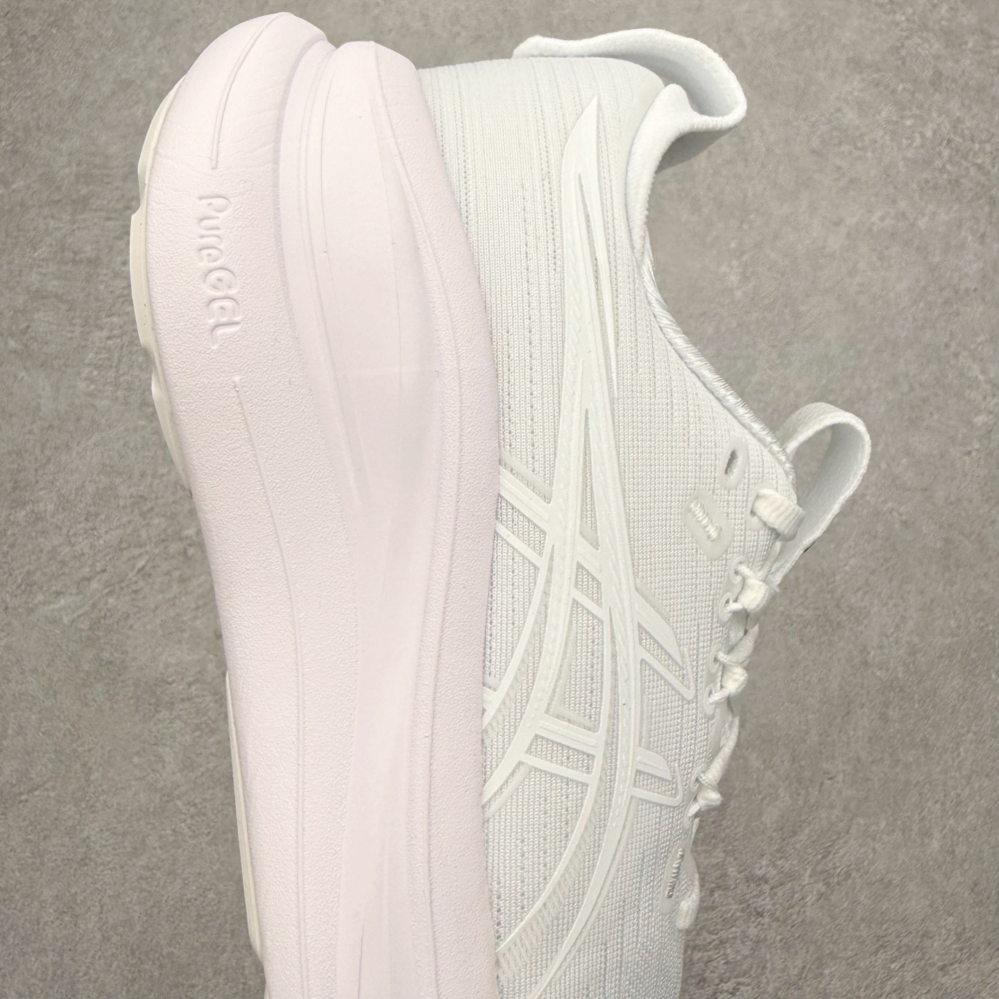 图片[6]-Asics GEL-Nimbus 28 亚瑟士缓震跑鞋 近年复古风潮的势头很旺 ASICS一直坚信保持身体的健康与活力是打造健康快乐的生活方式的最佳途径 ASICS为复古鞋型注入新设计 为玩家的街头穿搭提供了更多可能 GEL-NIMBUSTM9运动鞋最初是为中立和仰卧跑步者设计的长距离训练器 采用原始材料和关键细节重新设计 其Y2K时代的工业外观也被大胆的对比和色块所抵消 尺码：36 36.5 37.5 38 38.5 39 40 40.5 41.5 42 42.5 43.5 44 44.5 45-选品中心