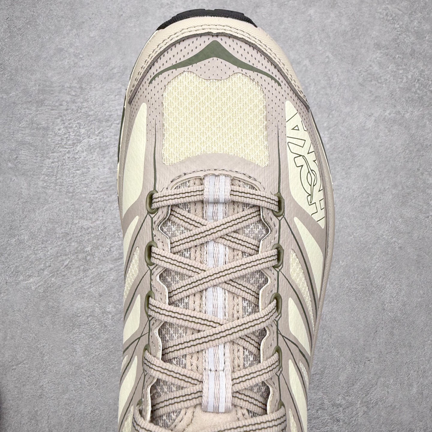 图片[4]-HOKA ONE ONE Mafate Speed 2 Low 玛法特2代系列低帮轻量户外越野休闲运动慢跑鞋 HOKA ONE ONE 最近推出了一个胶囊系列 Origin Story 这个系列里的 Mafate Speed 2 可以说让我日思夜想有一阵子了 最近终于拔草 让我来分享一下这双也是上脚赞到爆的越野跑鞋吧 以阿尔卑斯山脉作为主题将亮黄色与蓝色调覆盖在这经典轮廓之上 配色的呈现效果相当亮眼 以至于很多人买这个配色是用来日常搭配的 鞋面采用超轻的无缝架构 轻薄的TPU贴在透气的鞋面材料上 减轻重量同时也保证了支撑性 鞋底则采用滚动平衡技术 引导跑者回归自然步态 祖传的神奇EVA材质中底依旧是一如既往地表现优秀 能提供充足的缓震 作为HOKA家的越野跑鞋 VIBRAM 橡胶大底也是必不可少的 即便在复杂湿滑的地形 依旧能有良好的抓地力及稳定性 鞋带采用了弹性不易松脱的扁宽弹性鞋带 前掌与中掌部分也进行了加宽 也更加适合亚洲人的脚型 是一款十分全面且足够强悍的户外硬核越野鞋 而这双极其亮眼的越野跑鞋恰好又是在江山一百中参赛的UTMB冠军 Ludovic POMMERET 夺冠时穿着的战靴 这就让它变得更加有吸引力了 用来日常搭配的话短裤是基本不挑 长裤我个人推荐阔腿裤 工装裤以及各种长筒牛仔裤都可以 尺码：36 36.5 37.5 38 38.5 39 40 40.5 41 42 42.5 43 44 44.5 45-选品中心