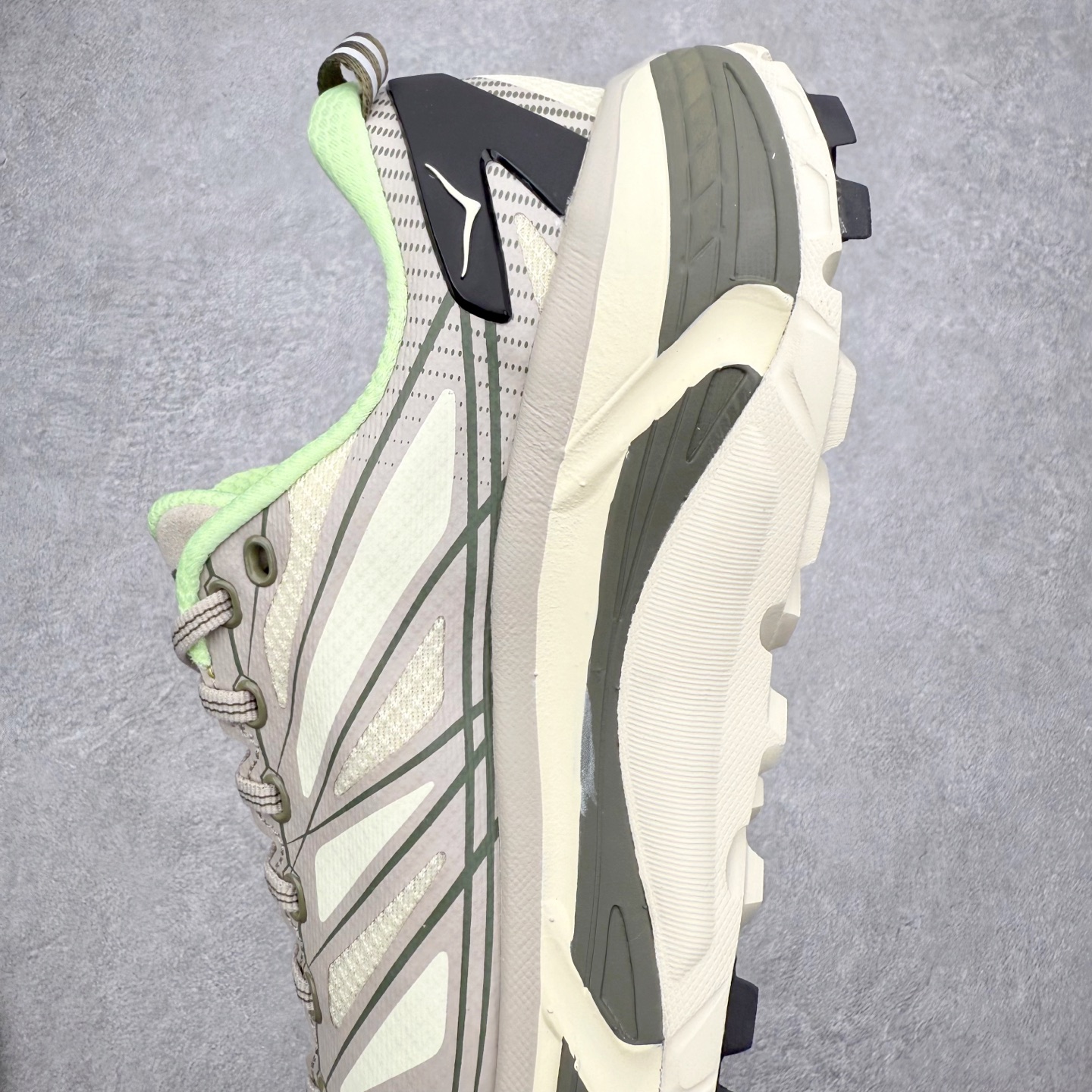 图片[7]-HOKA ONE ONE Mafate Speed 2 Low 玛法特2代系列低帮轻量户外越野休闲运动慢跑鞋 HOKA ONE ONE 最近推出了一个胶囊系列 Origin Story 这个系列里的 Mafate Speed 2 可以说让我日思夜想有一阵子了 最近终于拔草 让我来分享一下这双也是上脚赞到爆的越野跑鞋吧 以阿尔卑斯山脉作为主题将亮黄色与蓝色调覆盖在这经典轮廓之上 配色的呈现效果相当亮眼 以至于很多人买这个配色是用来日常搭配的 鞋面采用超轻的无缝架构 轻薄的TPU贴在透气的鞋面材料上 减轻重量同时也保证了支撑性 鞋底则采用滚动平衡技术 引导跑者回归自然步态 祖传的神奇EVA材质中底依旧是一如既往地表现优秀 能提供充足的缓震 作为HOKA家的越野跑鞋 VIBRAM 橡胶大底也是必不可少的 即便在复杂湿滑的地形 依旧能有良好的抓地力及稳定性 鞋带采用了弹性不易松脱的扁宽弹性鞋带 前掌与中掌部分也进行了加宽 也更加适合亚洲人的脚型 是一款十分全面且足够强悍的户外硬核越野鞋 而这双极其亮眼的越野跑鞋恰好又是在江山一百中参赛的UTMB冠军 Ludovic POMMERET 夺冠时穿着的战靴 这就让它变得更加有吸引力了 用来日常搭配的话短裤是基本不挑 长裤我个人推荐阔腿裤 工装裤以及各种长筒牛仔裤都可以 尺码：36 36.5 37.5 38 38.5 39 40 40.5 41 42 42.5 43 44 44.5 45-选品中心