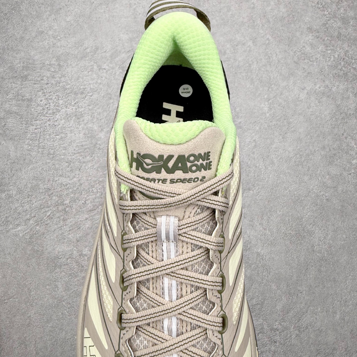 图片[5]-HOKA ONE ONE Mafate Speed 2 Low 玛法特2代系列低帮轻量户外越野休闲运动慢跑鞋 HOKA ONE ONE 最近推出了一个胶囊系列 Origin Story 这个系列里的 Mafate Speed 2 可以说让我日思夜想有一阵子了 最近终于拔草 让我来分享一下这双也是上脚赞到爆的越野跑鞋吧 以阿尔卑斯山脉作为主题将亮黄色与蓝色调覆盖在这经典轮廓之上 配色的呈现效果相当亮眼 以至于很多人买这个配色是用来日常搭配的 鞋面采用超轻的无缝架构 轻薄的TPU贴在透气的鞋面材料上 减轻重量同时也保证了支撑性 鞋底则采用滚动平衡技术 引导跑者回归自然步态 祖传的神奇EVA材质中底依旧是一如既往地表现优秀 能提供充足的缓震 作为HOKA家的越野跑鞋 VIBRAM 橡胶大底也是必不可少的 即便在复杂湿滑的地形 依旧能有良好的抓地力及稳定性 鞋带采用了弹性不易松脱的扁宽弹性鞋带 前掌与中掌部分也进行了加宽 也更加适合亚洲人的脚型 是一款十分全面且足够强悍的户外硬核越野鞋 而这双极其亮眼的越野跑鞋恰好又是在江山一百中参赛的UTMB冠军 Ludovic POMMERET 夺冠时穿着的战靴 这就让它变得更加有吸引力了 用来日常搭配的话短裤是基本不挑 长裤我个人推荐阔腿裤 工装裤以及各种长筒牛仔裤都可以 尺码：36 36.5 37.5 38 38.5 39 40 40.5 41 42 42.5 43 44 44.5 45-选品中心