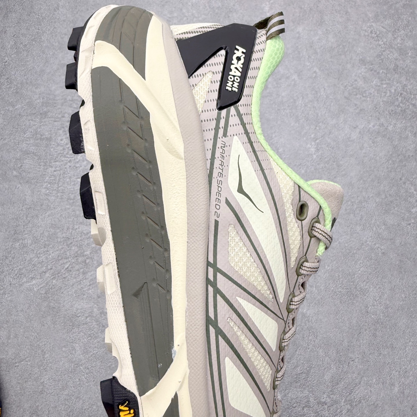 图片[6]-HOKA ONE ONE Mafate Speed 2 Low 玛法特2代系列低帮轻量户外越野休闲运动慢跑鞋 HOKA ONE ONE 最近推出了一个胶囊系列 Origin Story 这个系列里的 Mafate Speed 2 可以说让我日思夜想有一阵子了 最近终于拔草 让我来分享一下这双也是上脚赞到爆的越野跑鞋吧 以阿尔卑斯山脉作为主题将亮黄色与蓝色调覆盖在这经典轮廓之上 配色的呈现效果相当亮眼 以至于很多人买这个配色是用来日常搭配的 鞋面采用超轻的无缝架构 轻薄的TPU贴在透气的鞋面材料上 减轻重量同时也保证了支撑性 鞋底则采用滚动平衡技术 引导跑者回归自然步态 祖传的神奇EVA材质中底依旧是一如既往地表现优秀 能提供充足的缓震 作为HOKA家的越野跑鞋 VIBRAM 橡胶大底也是必不可少的 即便在复杂湿滑的地形 依旧能有良好的抓地力及稳定性 鞋带采用了弹性不易松脱的扁宽弹性鞋带 前掌与中掌部分也进行了加宽 也更加适合亚洲人的脚型 是一款十分全面且足够强悍的户外硬核越野鞋 而这双极其亮眼的越野跑鞋恰好又是在江山一百中参赛的UTMB冠军 Ludovic POMMERET 夺冠时穿着的战靴 这就让它变得更加有吸引力了 用来日常搭配的话短裤是基本不挑 长裤我个人推荐阔腿裤 工装裤以及各种长筒牛仔裤都可以 尺码：36 36.5 37.5 38 38.5 39 40 40.5 41 42 42.5 43 44 44.5 45-选品中心