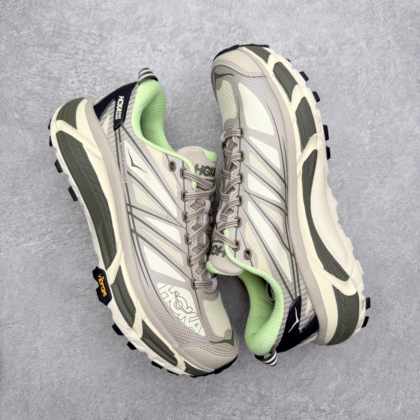 图片[3]-HOKA ONE ONE Mafate Speed 2 Low 玛法特2代系列低帮轻量户外越野休闲运动慢跑鞋 HOKA ONE ONE 最近推出了一个胶囊系列 Origin Story 这个系列里的 Mafate Speed 2 可以说让我日思夜想有一阵子了 最近终于拔草 让我来分享一下这双也是上脚赞到爆的越野跑鞋吧 以阿尔卑斯山脉作为主题将亮黄色与蓝色调覆盖在这经典轮廓之上 配色的呈现效果相当亮眼 以至于很多人买这个配色是用来日常搭配的 鞋面采用超轻的无缝架构 轻薄的TPU贴在透气的鞋面材料上 减轻重量同时也保证了支撑性 鞋底则采用滚动平衡技术 引导跑者回归自然步态 祖传的神奇EVA材质中底依旧是一如既往地表现优秀 能提供充足的缓震 作为HOKA家的越野跑鞋 VIBRAM 橡胶大底也是必不可少的 即便在复杂湿滑的地形 依旧能有良好的抓地力及稳定性 鞋带采用了弹性不易松脱的扁宽弹性鞋带 前掌与中掌部分也进行了加宽 也更加适合亚洲人的脚型 是一款十分全面且足够强悍的户外硬核越野鞋 而这双极其亮眼的越野跑鞋恰好又是在江山一百中参赛的UTMB冠军 Ludovic POMMERET 夺冠时穿着的战靴 这就让它变得更加有吸引力了 用来日常搭配的话短裤是基本不挑 长裤我个人推荐阔腿裤 工装裤以及各种长筒牛仔裤都可以 尺码：36 36.5 37.5 38 38.5 39 40 40.5 41 42 42.5 43 44 44.5 45-选品中心