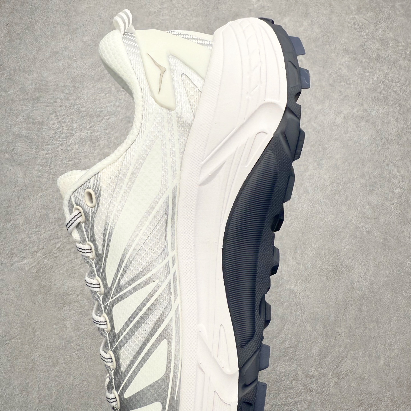 图片[7]-HOKA ONE ONE Mafate Speed 2 Low 玛法特2代系列低帮轻量户外越野休闲运动慢跑鞋 HOKA ONE ONE 最近推出了一个胶囊系列 Origin Story 这个系列里的 Mafate Speed 2 可以说让我日思夜想有一阵子了 最近终于拔草 让我来分享一下这双也是上脚赞到爆的越野跑鞋吧 以阿尔卑斯山脉作为主题将亮黄色与蓝色调覆盖在这经典轮廓之上 配色的呈现效果相当亮眼 以至于很多人买这个配色是用来日常搭配的 鞋面采用超轻的无缝架构 轻薄的TPU贴在透气的鞋面材料上 减轻重量同时也保证了支撑性 鞋底则采用滚动平衡技术 引导跑者回归自然步态 祖传的神奇EVA材质中底依旧是一如既往地表现优秀 能提供充足的缓震 作为HOKA家的越野跑鞋 VIBRAM 橡胶大底也是必不可少的 即便在复杂湿滑的地形 依旧能有良好的抓地力及稳定性 鞋带采用了弹性不易松脱的扁宽弹性鞋带 前掌与中掌部分也进行了加宽 也更加适合亚洲人的脚型 是一款十分全面且足够强悍的户外硬核越野鞋 而这双极其亮眼的越野跑鞋恰好又是在江山一百中参赛的UTMB冠军 Ludovic POMMERET 夺冠时穿着的战靴 这就让它变得更加有吸引力了 用来日常搭配的话短裤是基本不挑 长裤我个人推荐阔腿裤 工装裤以及各种长筒牛仔裤都可以 尺码：36 36.5 37.5 38 38.5 39 40 40.5 41 42 42.5 43 44 44.5 45-选品中心