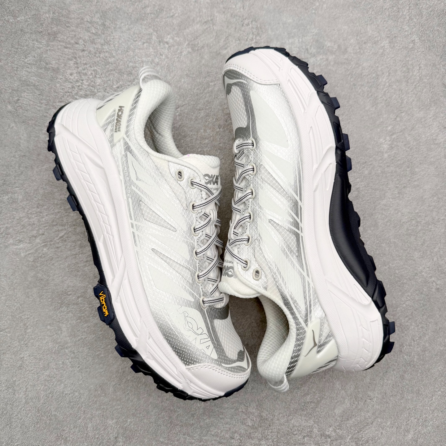 图片[3]-HOKA ONE ONE Mafate Speed 2 Low 玛法特2代系列低帮轻量户外越野休闲运动慢跑鞋 HOKA ONE ONE 最近推出了一个胶囊系列 Origin Story 这个系列里的 Mafate Speed 2 可以说让我日思夜想有一阵子了 最近终于拔草 让我来分享一下这双也是上脚赞到爆的越野跑鞋吧 以阿尔卑斯山脉作为主题将亮黄色与蓝色调覆盖在这经典轮廓之上 配色的呈现效果相当亮眼 以至于很多人买这个配色是用来日常搭配的 鞋面采用超轻的无缝架构 轻薄的TPU贴在透气的鞋面材料上 减轻重量同时也保证了支撑性 鞋底则采用滚动平衡技术 引导跑者回归自然步态 祖传的神奇EVA材质中底依旧是一如既往地表现优秀 能提供充足的缓震 作为HOKA家的越野跑鞋 VIBRAM 橡胶大底也是必不可少的 即便在复杂湿滑的地形 依旧能有良好的抓地力及稳定性 鞋带采用了弹性不易松脱的扁宽弹性鞋带 前掌与中掌部分也进行了加宽 也更加适合亚洲人的脚型 是一款十分全面且足够强悍的户外硬核越野鞋 而这双极其亮眼的越野跑鞋恰好又是在江山一百中参赛的UTMB冠军 Ludovic POMMERET 夺冠时穿着的战靴 这就让它变得更加有吸引力了 用来日常搭配的话短裤是基本不挑 长裤我个人推荐阔腿裤 工装裤以及各种长筒牛仔裤都可以 尺码：36 36.5 37.5 38 38.5 39 40 40.5 41 42 42.5 43 44 44.5 45-选品中心