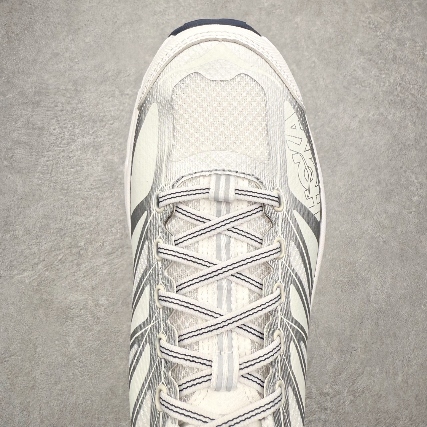 图片[4]-HOKA ONE ONE Mafate Speed 2 Low 玛法特2代系列低帮轻量户外越野休闲运动慢跑鞋 HOKA ONE ONE 最近推出了一个胶囊系列 Origin Story 这个系列里的 Mafate Speed 2 可以说让我日思夜想有一阵子了 最近终于拔草 让我来分享一下这双也是上脚赞到爆的越野跑鞋吧 以阿尔卑斯山脉作为主题将亮黄色与蓝色调覆盖在这经典轮廓之上 配色的呈现效果相当亮眼 以至于很多人买这个配色是用来日常搭配的 鞋面采用超轻的无缝架构 轻薄的TPU贴在透气的鞋面材料上 减轻重量同时也保证了支撑性 鞋底则采用滚动平衡技术 引导跑者回归自然步态 祖传的神奇EVA材质中底依旧是一如既往地表现优秀 能提供充足的缓震 作为HOKA家的越野跑鞋 VIBRAM 橡胶大底也是必不可少的 即便在复杂湿滑的地形 依旧能有良好的抓地力及稳定性 鞋带采用了弹性不易松脱的扁宽弹性鞋带 前掌与中掌部分也进行了加宽 也更加适合亚洲人的脚型 是一款十分全面且足够强悍的户外硬核越野鞋 而这双极其亮眼的越野跑鞋恰好又是在江山一百中参赛的UTMB冠军 Ludovic POMMERET 夺冠时穿着的战靴 这就让它变得更加有吸引力了 用来日常搭配的话短裤是基本不挑 长裤我个人推荐阔腿裤 工装裤以及各种长筒牛仔裤都可以 尺码：36 36.5 37.5 38 38.5 39 40 40.5 41 42 42.5 43 44 44.5 45-选品中心